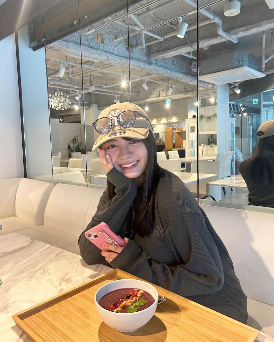 夢花のインスタグラム：「人生初アサイーのルナと2回目アサイー食べて来た💞 目当ての店が行けなくて、ここのお店来たけど大当たりやった🙆🏻‍♀️  #アサイー #アサイーボウル #キャップ #キャップコーデ #キャップ女子」