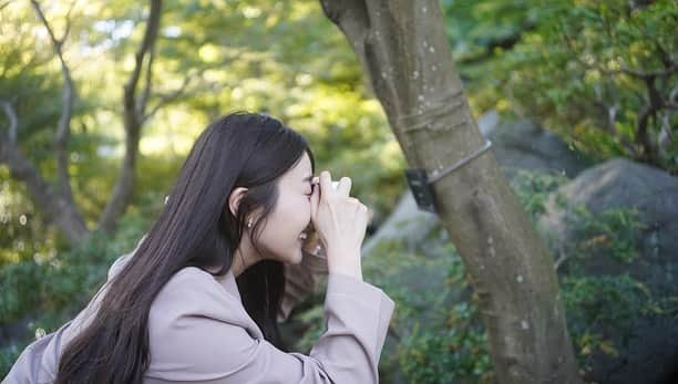 潮紗理菜さんのインスタグラム写真 - (潮紗理菜Instagram)「みーぱんがカメラでたくさん写真を撮ってくれました🌷 想い出が詰まった瞬間が切り取られた写真たち。  普段2人でお出かけする時はお互いに携帯をほとんど触らなず時間が過ぎていくので、写真を撮ることもほとんどない気がします🦦🍂 その時間を楽しむという私たちの気持ちが同じだったりもして心地いい存在です。  今回みーぱんがわざわざこの日のために新しいカメラを買って計画を立ててくれて想い出にと写真に残してくれました。  そんな温かいみーぱんの優しさに包まれたこの日の全部が宝物です。  とても素敵な場所でまたすぐ行きたいな〜。  #みーぱん本当にありがとう #pancame  #panchangram  #sarina8gram」10月28日 19時00分 - ushiosarina8_8