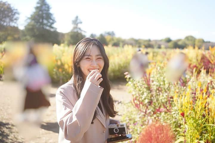 潮紗理菜のインスタグラム：「みーぱんがカメラでたくさん写真を撮ってくれました🌷 想い出が詰まった瞬間が切り取られた写真たち。  普段2人でお出かけする時はお互いに携帯をほとんど触らなず時間が過ぎていくので、写真を撮ることもほとんどない気がします🦦🍂 その時間を楽しむという私たちの気持ちが同じだったりもして心地いい存在です。  今回みーぱんがわざわざこの日のために新しいカメラを買って計画を立ててくれて想い出にと写真に残してくれました。  そんな温かいみーぱんの優しさに包まれたこの日の全部が宝物です。  とても素敵な場所でまたすぐ行きたいな〜。  #みーぱん本当にありがとう #pancame  #panchangram  #sarina8gram」