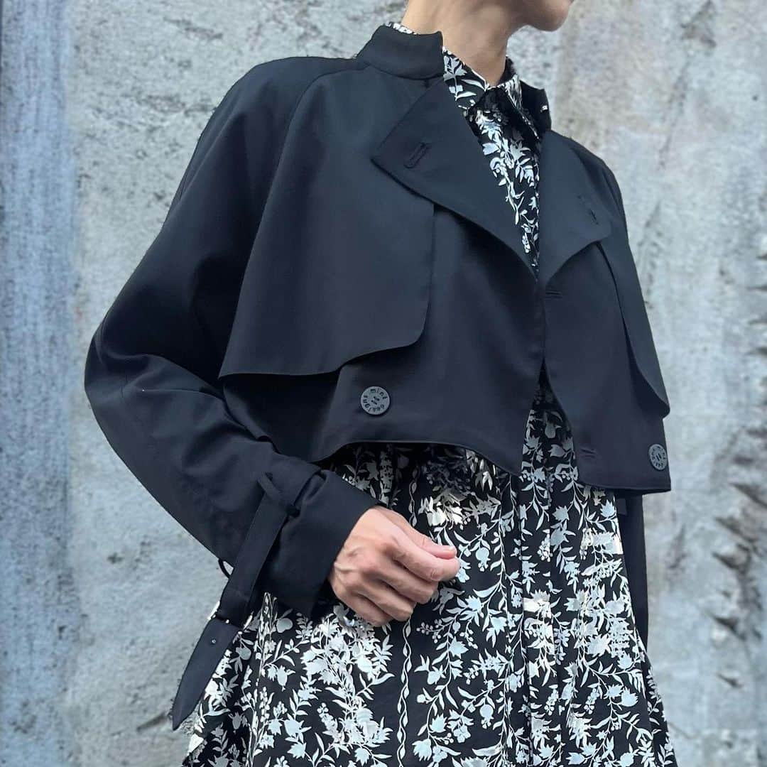ミントデザインズのインスタグラム：「. -SHORT TRENCH-  ミントデザインズ定番のショートトレンチ。 発売後すぐに完売していたブラックが再生産により少数入荷しました♪ ニットの上からでも羽織れるゆったりとした身幅のシルエットが長年人気を誇っています。  #mintdesigns #ミントデザインズ #2023aw」