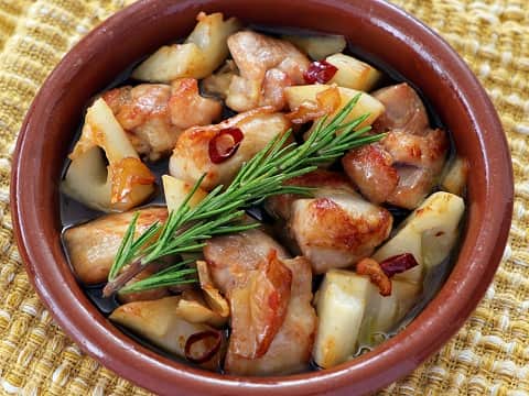 ヤマサ醤油株式会社さんのインスタグラム写真 - (ヤマサ醤油株式会社Instagram)「「鶏肉とシャキシャキれんこんの黒アヒージョ」 https://recipe.yamasa.com/recipes/5342 今日のレシピは #加瀬まなみ さん！@manami.kase  ジューシーな鶏もも肉にれんこんの食感が楽しい一品。豊かなうま味と華やかな香りの「ヤマサ鮮度生活 特選丸大豆しょうゆ」に洋風ハーブのローズマリーが好相性！意外な組み合わせに食卓の話題も弾みます。   #特選丸大豆しょうゆ #鮮度生活 #自炊 #happyrecipe #foodphotography #ヤマサ #instapic #instagood #ハッピーレシピ部 #delish #instadaily #在宅楽飯 #soysauce #人気 #jp #テレワーク飯 #instafood #yamasa #おうちごはん #レシピ #ランチ #簡単 #recipe #photooftheday #昼ごはん #yummy #時短メニュー #定番 #アヒージョ」10月28日 19時00分 - yamasa_soy_sauce
