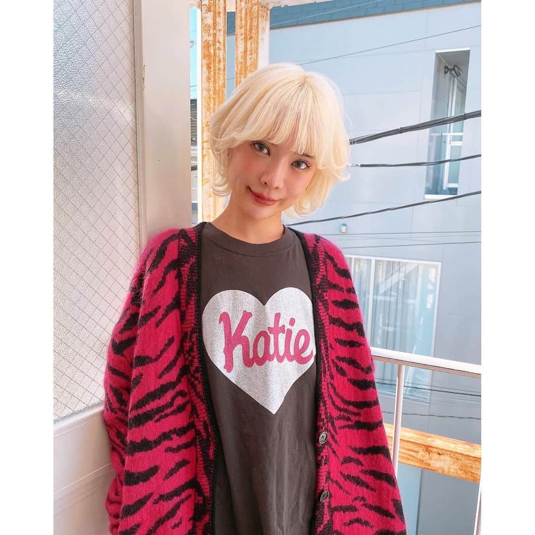 bettie'sclubのインスタグラム：「white blond♡ @nana_kitade  カラーメンテナンスしました。引き続き根元のbleachのみ。 いつもありがとう🤍🤍 #Bettie #bettiehair」