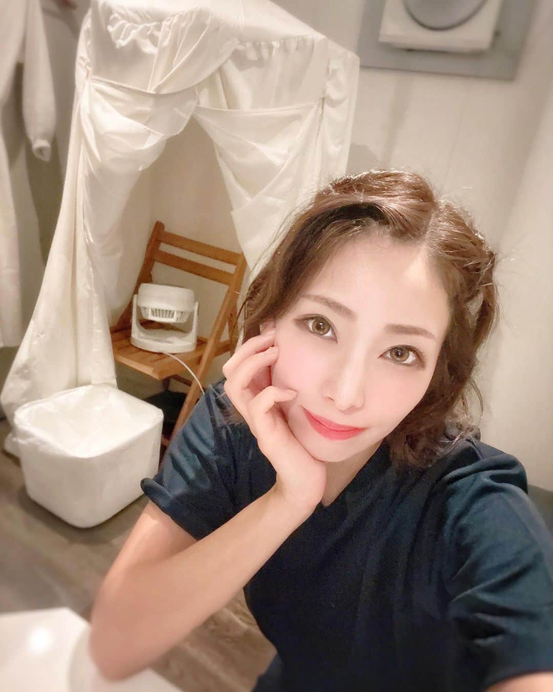 りほさんのインスタグラム写真 - (りほInstagram)「朝晩が冷える季節は自律神経も乱れがち🥺 太陽が出てる時はあったかくて運動してると暑いくらいなんだけどねっ🤭バイクには気持ちいい季節っ❤️🍂😆  体型維持と心と体を整えに恵比寿徒にあるVi Assistに行ってきたにょん💕😊  最新のマシンと東洋医学の考えを融合させた施術が特徴の9月にOPENしたばかりのサロンさん✨  今回はハーブスチームサウナ20分＋MAGWAVE EX30分をやってきたよー✨😆  東洋医学の考え方を取り入れたハーブスチームサウナ🧖‍♀️ 和漢生薬の蒸気を取り込みながら、蒸気に包まれたテントの中に入ります✨  「気・血・水」がバランス良く巡る事で、良い汗をかくことができるんだって💕😊デトックスしながらストレス解消したい人には体験してもらいたい☺️  サウナの後はMAGWAVE EX！温活後に、筋肉を動かすことで、通常のトレーニングをしたときよりもカロリーを消費して、リバウンドしにくい身体を作るのに良いらしい😆鍛えたい部分をセレクト✨  ほかのサロンさんではあまり見たことない骨盤底筋にアプローチするマシンもあるの☺️  終わった後は爽快感と次の日には筋肉痛✨🤭 よく眠れてこれでまたお仕事頑張れますっ💕☺️  @viassist_ebisu #恵比寿サロン #よもぎ蒸し #骨盤底筋 #美肌効果 #インナーマッスル #妊活 #恵比寿サウナ #フェムケア　#beauty #PR #bikegirl #motorcycle #racequeen #筋トレ　#ダイエット　#ダイエット女子 #diet #体型維持　#トレーニング　#トレーニング女子 #サウナ　#スチームサウナ　#sauna #steamsauna #サウナ女子 #サウナー　#筋トレ女子　#バイク　#バイク女子　#gofun」10月28日 19時02分 - ri1ho