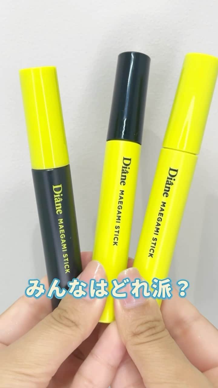 モイストダイアンのインスタグラム：「そろそろ乾燥で静電気が気になる季節⚡️🍂  静電気のせいで髪の毛も広がったり、アホ毛が目立ったりしますよね😢 そんな時はぜひ前髪スティックをお使いください🪄  大きめのブラシだから誰でも簡単に髪の広がりも抑えられて、アホ毛も簡単にキャッチします✨ ポーチに入れても持ち運びやすいサイズだから1本あれば絶対に役立つこと間違いなしです◎」