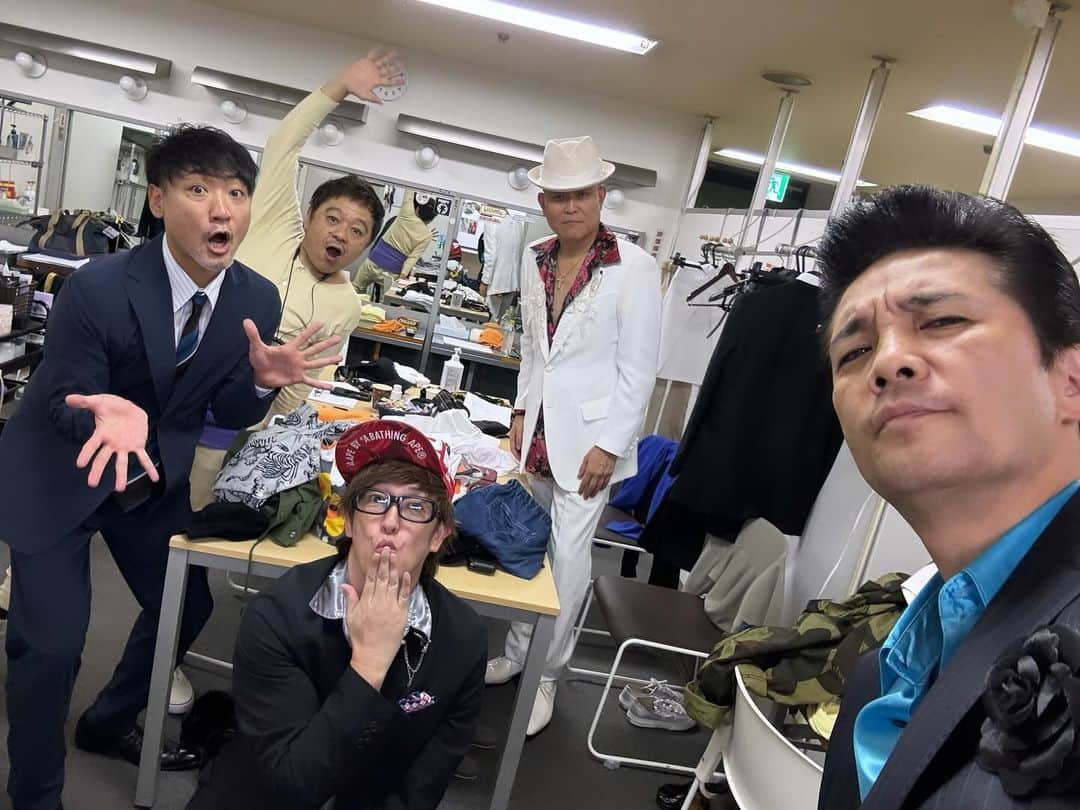 川口徹道さんのインスタグラム写真 - (川口徹道Instagram)「『ルミネtheよしもと』  いつもお世話になってる千原兄弟さんと出番ご一緒だったので楽屋でパシャ📸  ジュニアさんとのツーショットはなんか照れちゃう。  SPコメディ3ステ終了！  ご来場ありがとうございました。  #千原兄弟　さん #千原せいじ　さん　#千原ジュニア　さん #水玉れっぷう隊ケン　さん #ですよ #アイパー滝沢」10月28日 19時02分 - tetsumichi0609