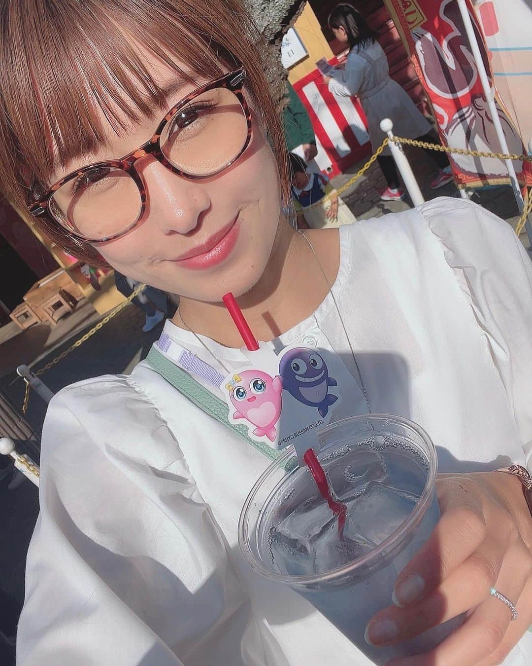 南まりかのインスタグラム：「⋈  子供の時に行った以来の…  花やしきへ行ってきました𖠿𖠱  今日は朝雨が降っててお天気どうなるかなーって思ったけど、着いた頃にはお天気になって暖かくてホッとしました𖧷  パチキャラまつりin花やしきが開催さてれいたので、コラボメニューを注文したよ𖠚ᐝ  クジラッキー&クジラブリーのキラキラ海ドリンク🥤  海の青、クジラッキーの紫、クジラブリーのピンクが混ざっていて、可愛いし美味しくて娘が一瞬で飲んでました🤣  私の推しのウリンちゃんのコースター当たってラッキー✌︎  今日は引きがよかったです✨笑  かえるの乗り物も楽しくて、娘と一緒にいっぱい笑いました𓍯  帰りは浅草観光もして、久しぶりの浅草を楽しんだ1日です𓇨𓌉  また行きたいねーと言いながら帰ってきました✨  良い一日です✨  最後の写真は、娘の最近の推しのちいかわのお面をゲットして喜んでいる後ろ姿。笑  #花やしき #パチキャラまつり #sanyo  #クジラッキー #クジラブリー #源さん  #浅草 #花月堂メロンパン #買ってきた  #雷おこし #久しぶり」