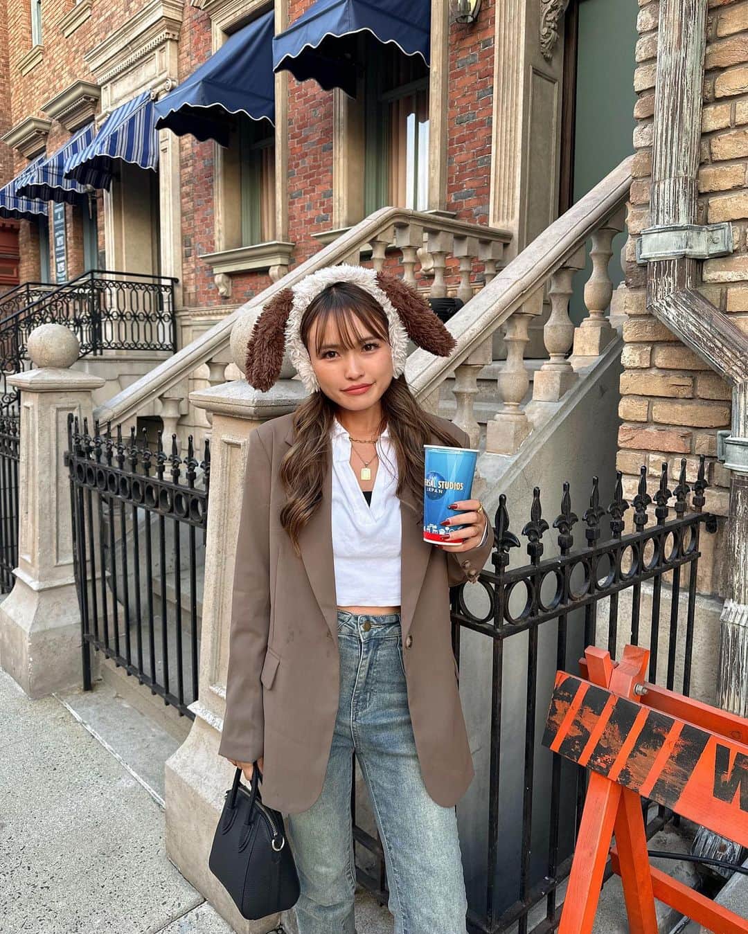 baby.maiのインスタグラム：「. 久々のユニバ🌏🇺🇸  朝から行ったから夕方ぐらいから疲れが… でもしっかりゾンビ🧟‍♀️も見れたしめっちゃ充実した🫶🏽  おにゅーbag @bag_hayni 👜🖤 小さめが好きやねんけど、これ思ったより入るし ショルダーにもなるから使い勝手抜群💯 カラバリも何色かあったからサイト見てみてね☑️💞  #universalstudiosjapan #ユニバーサルスタジオジャパン #ユニバ #usj #ユニバコーデ #usjコーデ #usjハロウィン #ユニバハロウィン #HAYNI #ヘイニ #トートバッグ #ミニバッグ #ハンドバッグ #ショルダーバッグ #レザーバッグ #きれいめコーデ #きれいめカジュアル #PR」