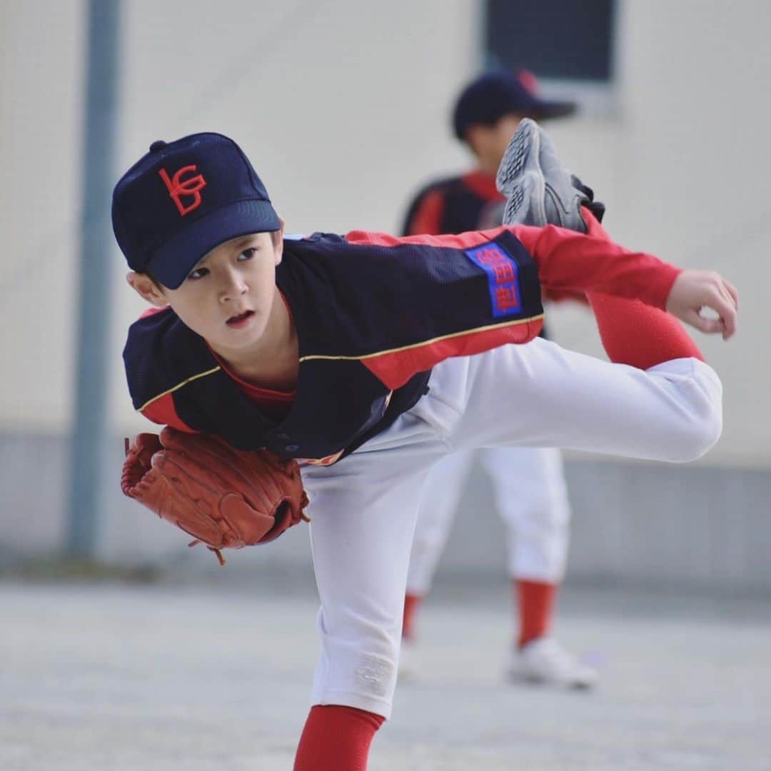 森川やるしかねぇのインスタグラム：「・ WBCに影響を受けて今年から初めた野球⚾️ゆうしくん頑張ってます‼️ 先日初めて2イニングを投げました！3失点4奪三振👍これまではストライクもあまり入らず1イニング投げる事ができなかったですが、2イニング投げ抜きました‼️素晴らしい✨ 見た目もカッコよくなってきて、ピッチャーらしくなってきました✌️チームも勝利して最高🎉 ・ ここなちゃんもお兄ちゃんの活躍を目に焼き付けてるかな？と思って見てみたらYouTubeでアンパマンを目に焼き付けてました😂 ・ #野球  #成長 #ぼくはゆうしくん #わたしはここなちゃん #森川やるしかねぇ #ホープマンズ  #息子#子供#育児#育児日記#子育て#パパ#お父さん#ママ#お母さん#親子」