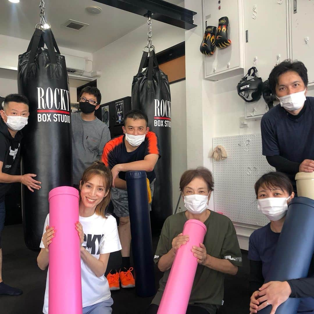 佐藤弥生さんのインスタグラム写真 - (佐藤弥生Instagram)「🥊 ボクシングスタジオレッスン 沢山の経験をさせてもらいました✨ 体調がまだまだ不安で、会長やスタッフ、ますみちゃんにも沢山助けてもらってます。 レッスン中、生徒さんに突っ込まれる事もww まだまだ、勉強中です！ これからも宜しくお願いします。 まめにup出来ないわたし、まとめてupすれば良い事に気付いた💦 #コアコンクラス #コアコン#コアコンディショニング#インナーユニット#少人数制#やよトレ#やよコア#ボクシングジム#ボクシング#体幹トレーニング#姿勢改善#美姿勢#寝たままエクササイズ#セルフコンディショニング#ストレッチポール#ひめトレ#術後ストレッチ#🥊#弥生日和#パーソナルトレーニング#出張パーソナル#栄養相談#栄養士」10月28日 19時12分 - yayoyayo_s