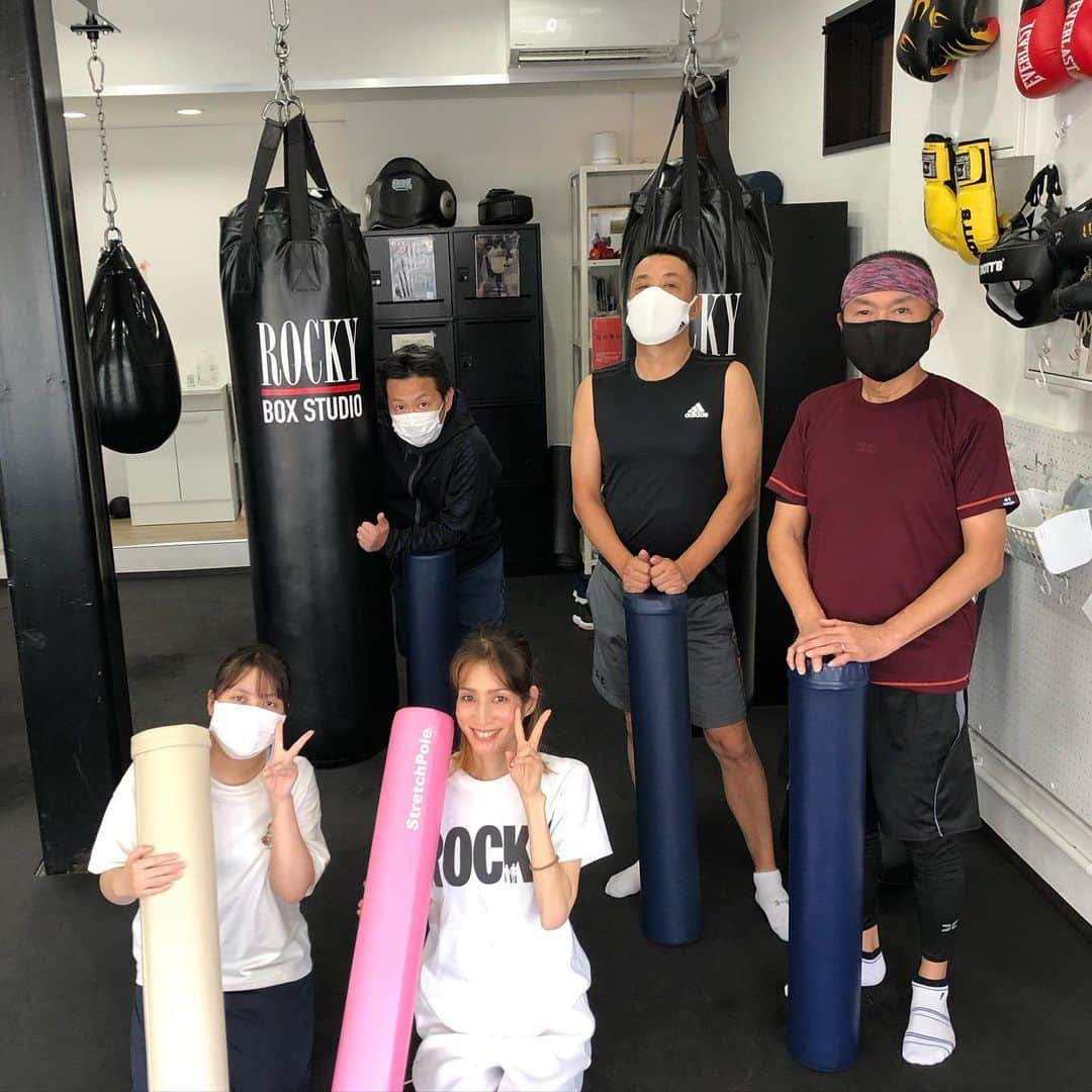 佐藤弥生さんのインスタグラム写真 - (佐藤弥生Instagram)「🥊 ボクシングスタジオレッスン 沢山の経験をさせてもらいました✨ 体調がまだまだ不安で、会長やスタッフ、ますみちゃんにも沢山助けてもらってます。 レッスン中、生徒さんに突っ込まれる事もww まだまだ、勉強中です！ これからも宜しくお願いします。 まめにup出来ないわたし、まとめてupすれば良い事に気付いた💦 #コアコンクラス #コアコン#コアコンディショニング#インナーユニット#少人数制#やよトレ#やよコア#ボクシングジム#ボクシング#体幹トレーニング#姿勢改善#美姿勢#寝たままエクササイズ#セルフコンディショニング#ストレッチポール#ひめトレ#術後ストレッチ#🥊#弥生日和#パーソナルトレーニング#出張パーソナル#栄養相談#栄養士」10月28日 19時12分 - yayoyayo_s