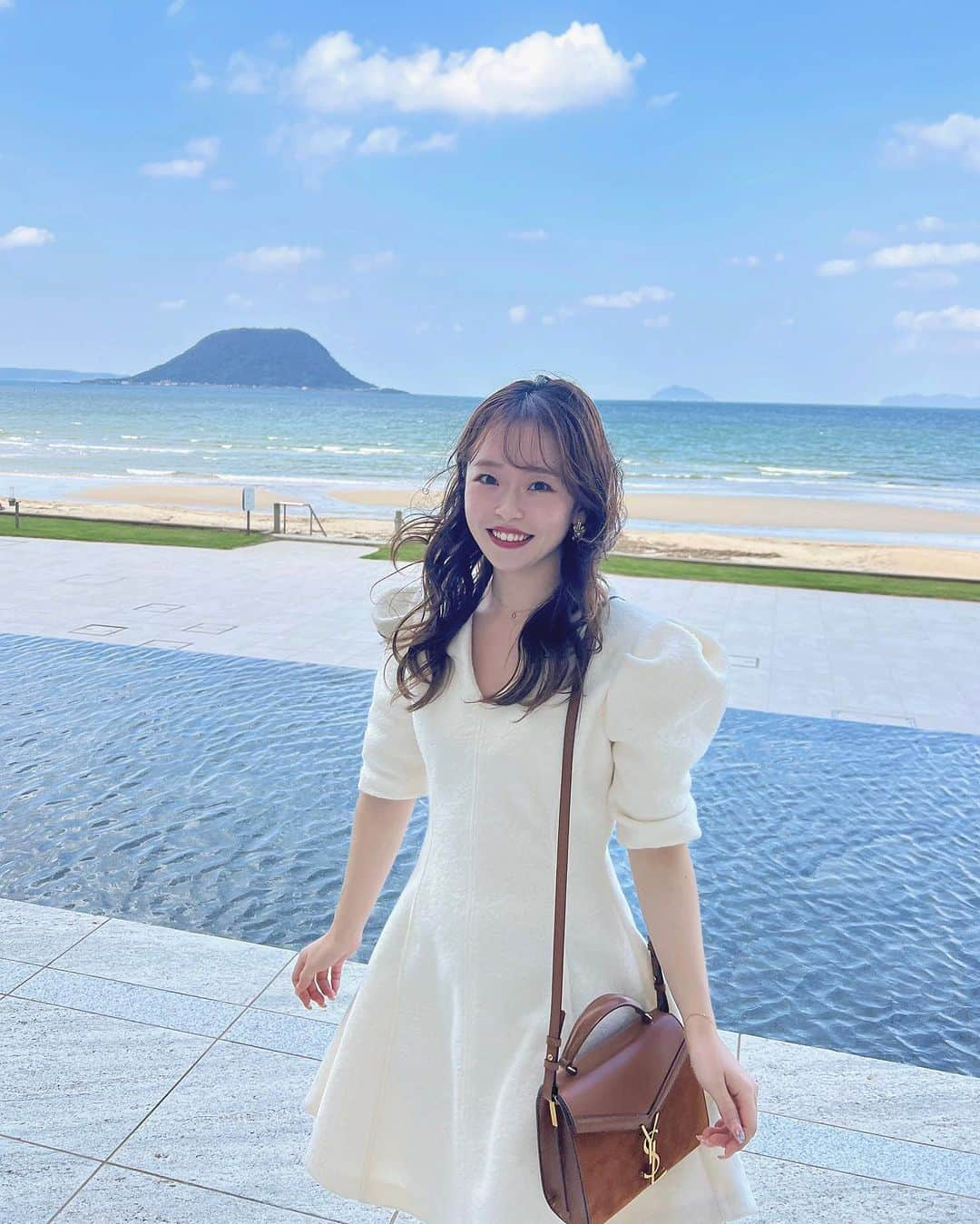 空山菜摘さんのインスタグラム写真 - (空山菜摘Instagram)「♡ 3枚目じわる😂📸 . . 家族旅行で行った @karatsuseasidehotel 💕 プールに温泉に岩盤浴に施設も充実してるし 目の前が海でお部屋も好みすぎた🥹❤️ 後半にお部屋とかロビーとか載せてるよ🎶 . この日は韓国で買った お気に入りのワンピースをやっと着た👗 1枚目なんとか良い感じやけど 強風でほぼ2~3枚目みたいな写真でした😂 . . . #kunyan_trip #kunyan_fashion #唐津シーサイドホテル #九州ホテル #国内旅行 #九州旅行 #おすすめホテル」10月28日 19時04分 - natsumi_sorayama