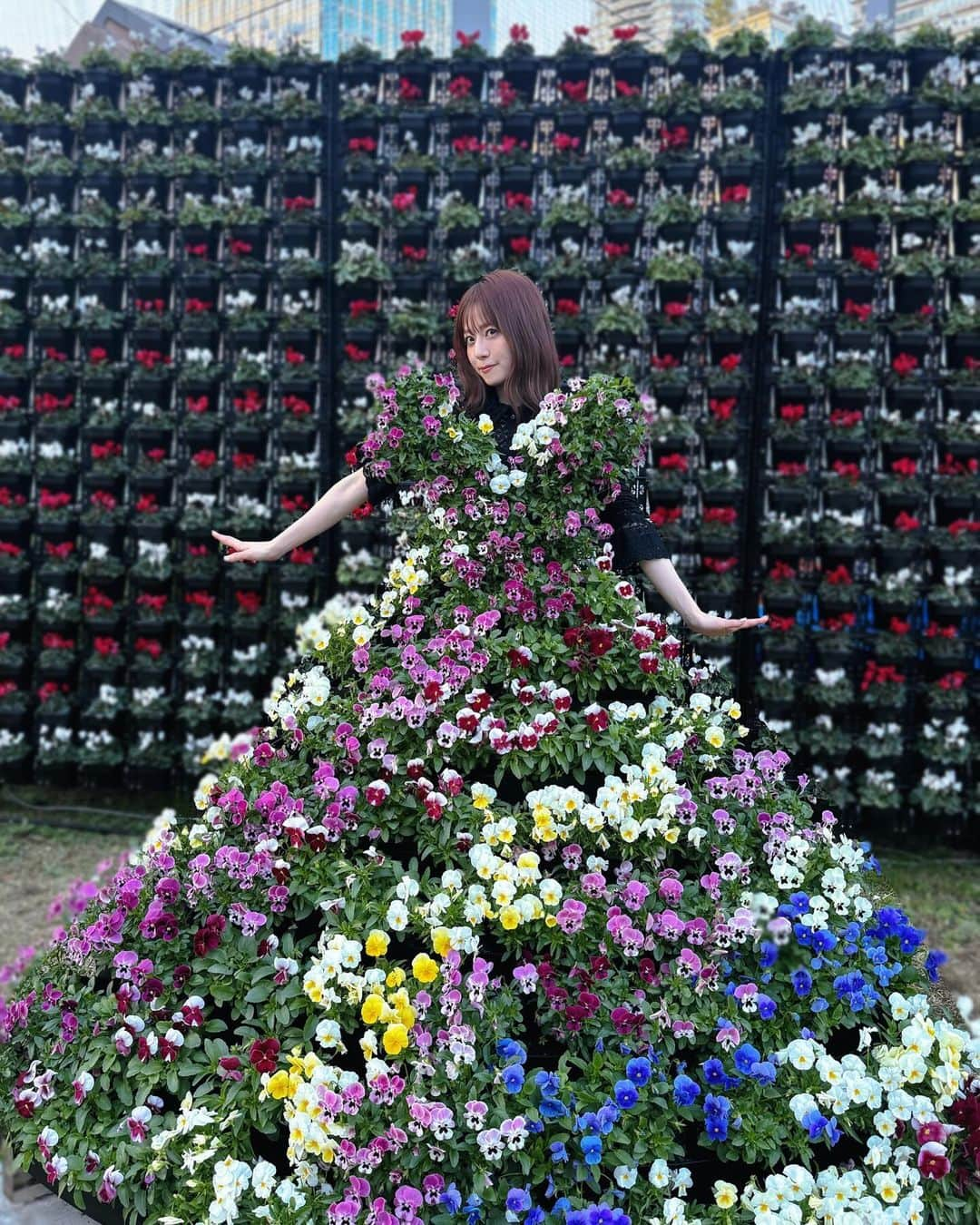 黒坂優香子さんのインスタグラム写真 - (黒坂優香子Instagram)「🗼💐  都立芝公園で開催中の 「花と光のムーブメント」 芝公園×150th anniversaryに行ってきたよ♡ @tokyo_parks   可愛いフラワーキャンバスやハロウィン期間限定のおばけカボチャ🎃、 東京タワーが映る水鏡も！！ 色々なフォトスポットがあって可愛かったなぁ🫶🏻  ハロウィンの装飾や水鏡は10月31日までなのでぜひ♡  東京タワーがどどーんと綺麗に見える芝公園🗼✨ 陽が沈む前も、日没後のライトアップの景色もどっちも綺麗で素敵だった✨  夕方頃に行ってお花達と写真を撮って、お茶をしながらまったりして17時半のライトアップを見るのが私的におすすめ♡ 夕暮れ時もすごく綺麗だったんだ♡ （ライトアップは17：30～21：00だよ！）  家族連れの方や、わんちゃんと一緒に来てる方も多くてとっても癒された🫶🏻  11月5日までは府中の森公園でも開催しているみたい✨  芝公園は11月19日まで開催してるのでぜひ♡  #pr #花と光のムーブメント #芝公園 #ライトアップ　#イルミネーション #フォトスポット #東京タワー #東京 #tokyo」10月28日 19時07分 - yukakokurosaka0606