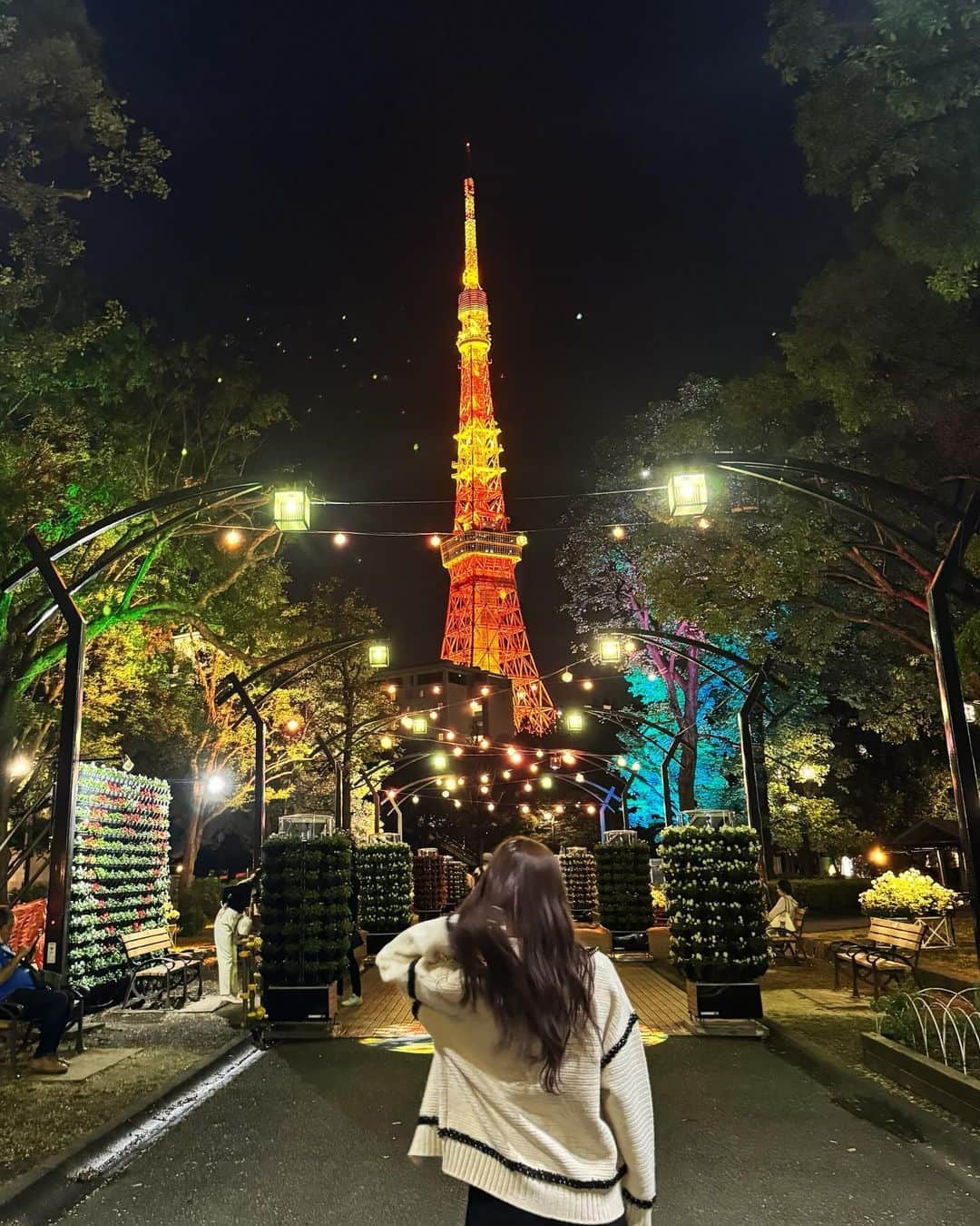 黒坂優香子さんのインスタグラム写真 - (黒坂優香子Instagram)「🗼💐  都立芝公園で開催中の 「花と光のムーブメント」 芝公園×150th anniversaryに行ってきたよ♡ @tokyo_parks   可愛いフラワーキャンバスやハロウィン期間限定のおばけカボチャ🎃、 東京タワーが映る水鏡も！！ 色々なフォトスポットがあって可愛かったなぁ🫶🏻  ハロウィンの装飾や水鏡は10月31日までなのでぜひ♡  東京タワーがどどーんと綺麗に見える芝公園🗼✨ 陽が沈む前も、日没後のライトアップの景色もどっちも綺麗で素敵だった✨  夕方頃に行ってお花達と写真を撮って、お茶をしながらまったりして17時半のライトアップを見るのが私的におすすめ♡ 夕暮れ時もすごく綺麗だったんだ♡ （ライトアップは17：30～21：00だよ！）  家族連れの方や、わんちゃんと一緒に来てる方も多くてとっても癒された🫶🏻  11月5日までは府中の森公園でも開催しているみたい✨  芝公園は11月19日まで開催してるのでぜひ♡  #pr #花と光のムーブメント #芝公園 #ライトアップ　#イルミネーション #フォトスポット #東京タワー #東京 #tokyo」10月28日 19時07分 - yukakokurosaka0606