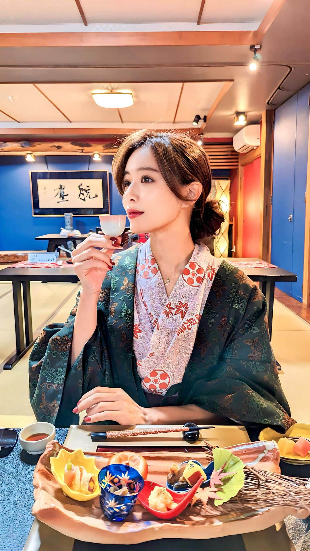 石井里奈のインスタグラム：「人生初の山形県⛰️🌿 空気も美味しいご飯も美味しい温泉も最高♨️ 本当に素敵なところで大好きになりました✨ . 原始時代から蔵王温泉にある深山荘高見屋さんへ✨ 温泉も本当に肌がツルツルになって最高すぎたんだけど、 ご飯も最高❤️山形名物のきのこ鍋、蔵王牛のステーキ、松茸の土瓶むし、おそばや芋煮など郷土料理も味わえて最高すぎました！ . 温泉上がりのビールと日本酒とご飯も最高だよね！ もう山形いきたい❤️ . #山形県 #山形 #山形グルメ #山形旅行 #温泉 #温泉旅行 #onsen #蔵王温泉 #蔵王 #温泉旅館 #yukata #浴衣 #浴衣女子 #温泉女子」