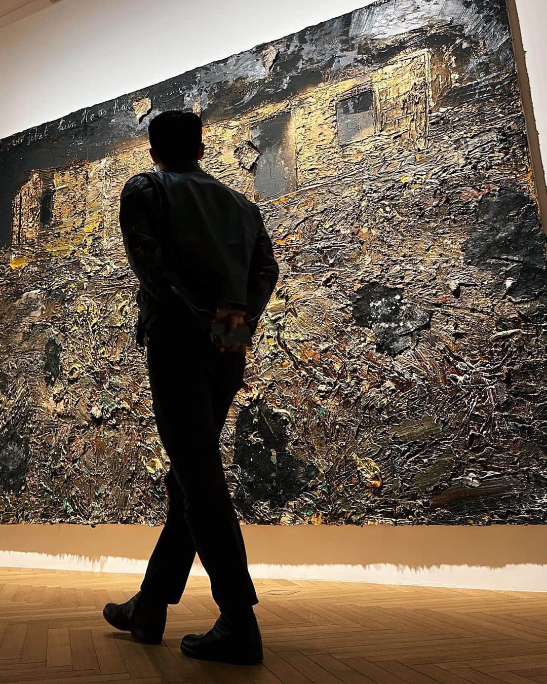ヒョンミン のインスタグラム：「Anselm Kiefer <Herbst>  “시간은 모든 사물을 자기 안으로 받아들입니다. “  with @nu.graphy.art   #대전헤레디움」
