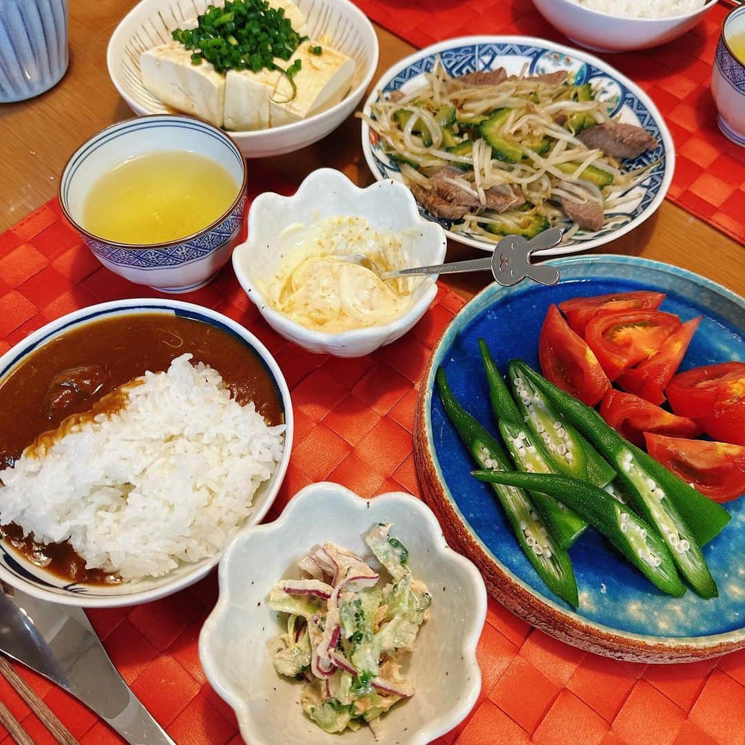 星那美月のインスタグラム：「今日は、  ☑️カレー ☑️石垣牛の炒め物 ☑️島豆腐 ☑️丸オクラとトマト  にしました😚沖縄で買ってきた！  #diner #おうちごはん」