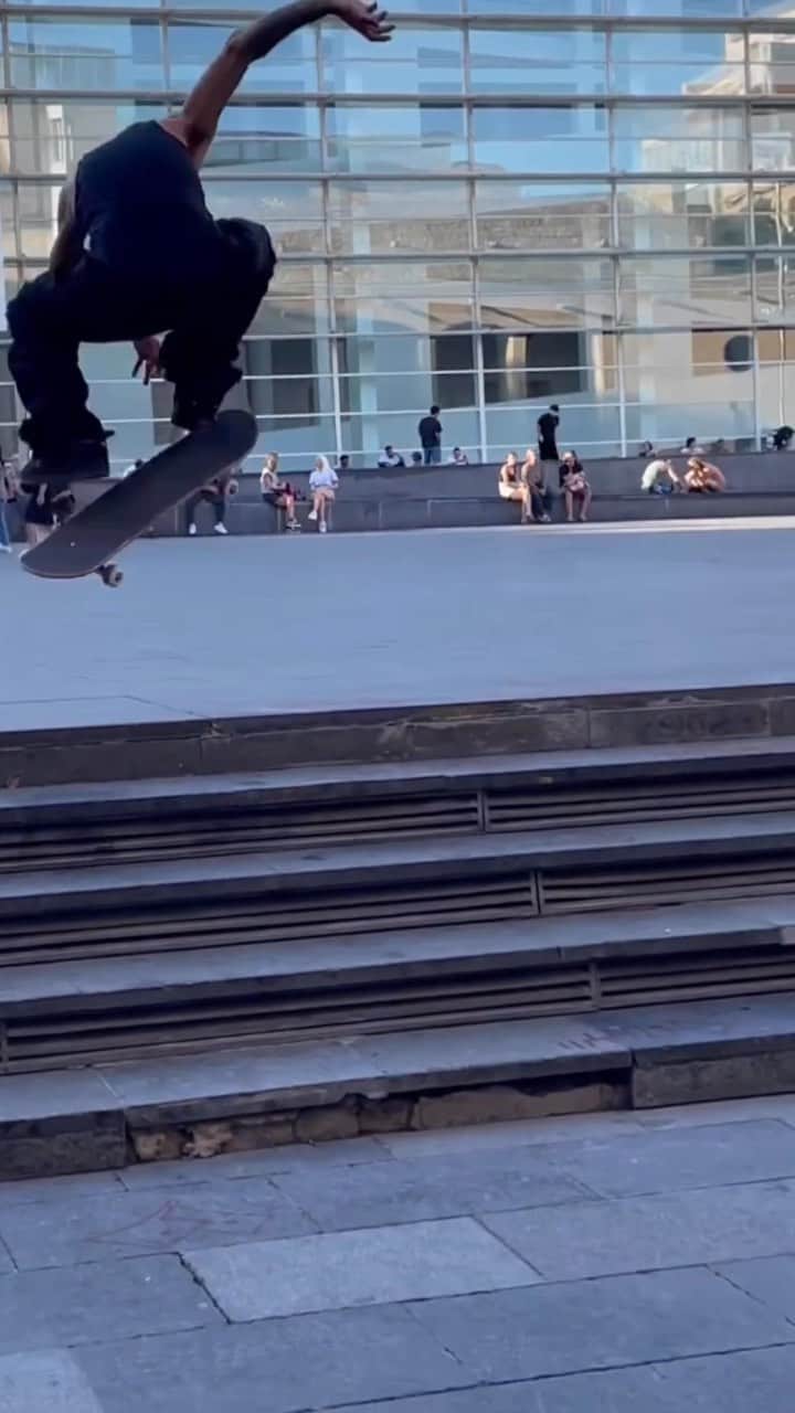 MACBA LIFEのインスタグラム：「And I’ve been watching this loop all morning!!! @rossatoskt   Tag us to be featured 👉🏽#macbalife 👈🏽 -———————— #RESPECTTHEPLAZA #macba #skate #skateboarding #barcelona #bcn #skatebarcelona #skatelife #barceloka #metrogrammed #skatecrunch #skategram #thankyouskateboarding #❤️skateboarders」