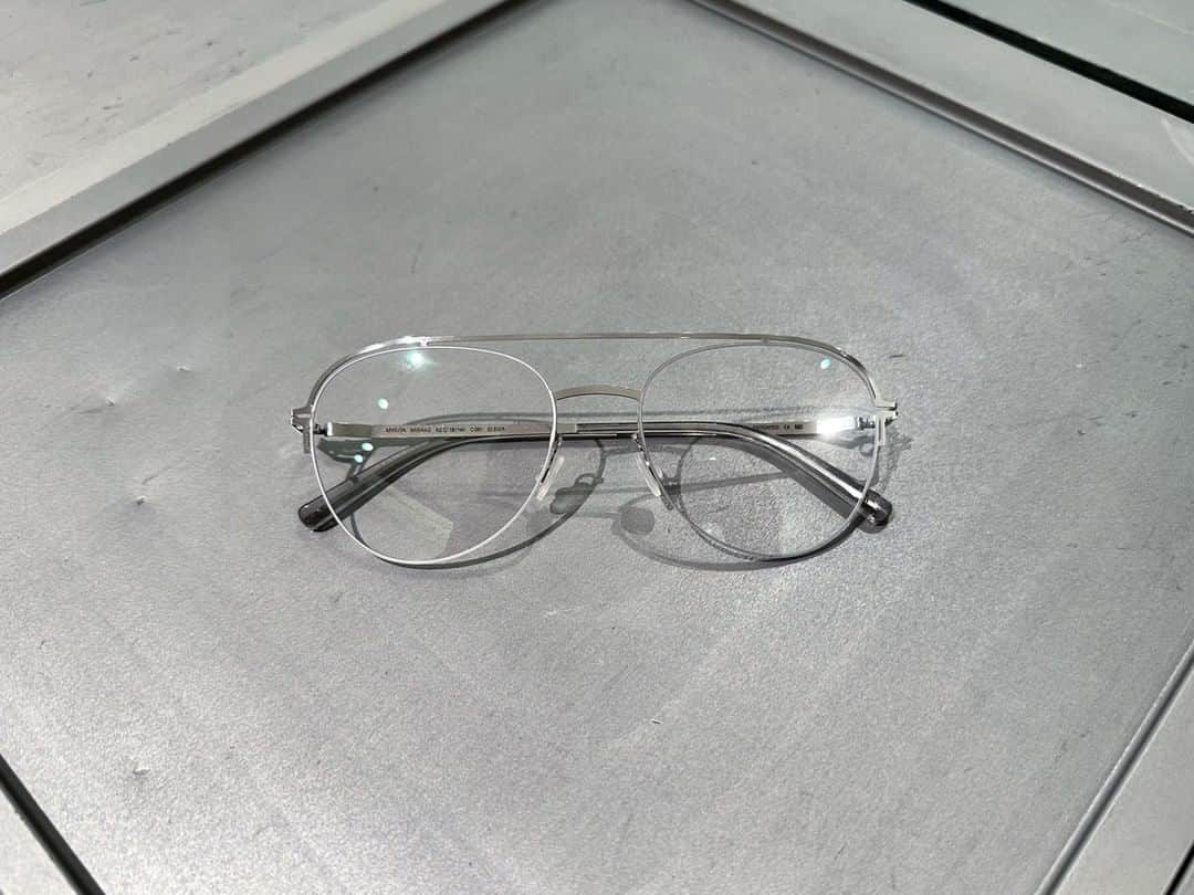 MYKITA SHOP TOKYOのインスタグラム：「【LESSRIM Collection "MISAKO"】  LESSRIM Collectionより新作が入荷致しました。 さりげなく上部のブリッジとリムが点で繋がっており、ダブルブリッジの中でも個性的な一本です。 LESSRIM Collectionの中でも、やや線がが太く新しいタイプのモデルとなっております。  LESSRIM Collection MISAKO  New items from the LESSRIM Collection have just arrived. The upper bridge and rim are casually connected by a dot, making it one of the most unique double-bridged models. It is a new type of model in the LESSRIM Collection with a slightly thicker line. _____ #mykita #mykitalessrim  #eyewear  #eyewearfashion  #マイキータ #サングラス」