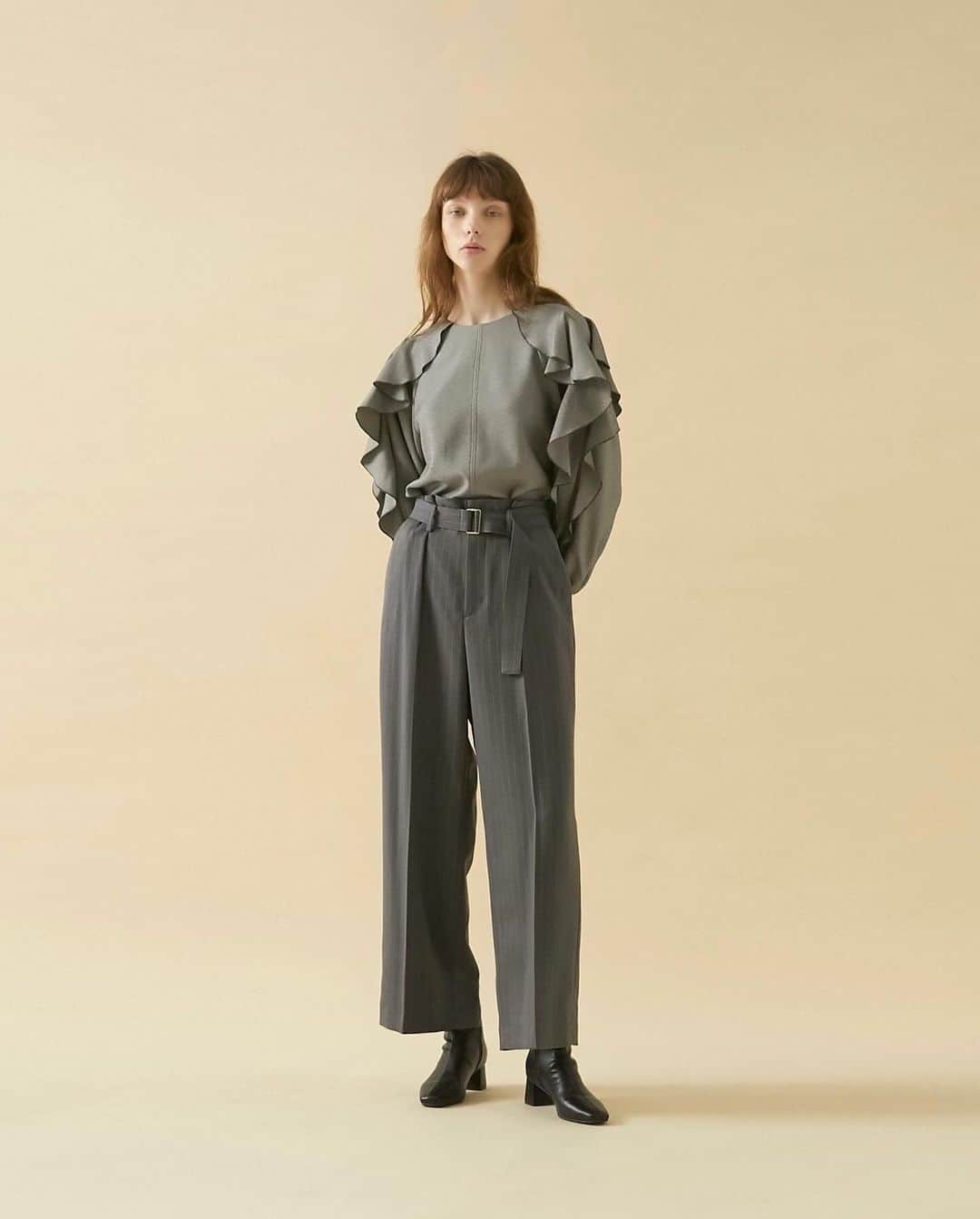 OPAQUE.CLIPのインスタグラム：「NEW ITEM  ______________________________  ▷ メランジウールライクフリルブラウス No.637-87058  ショルダーラインに沿ってラッフルフリルデザインを前後にあしらった華やかなブラウス マシンウォッシャブルでお手入れも簡単  ▷ ピンストライプワイドストレートパンツ No.637-67040  太すぎないワイドストレートシルエットと、センタープレス入りで脚長効果も期待できるマニッシュなパンツ  ______________________________  #opaqueclip #オペークドットクリップ」