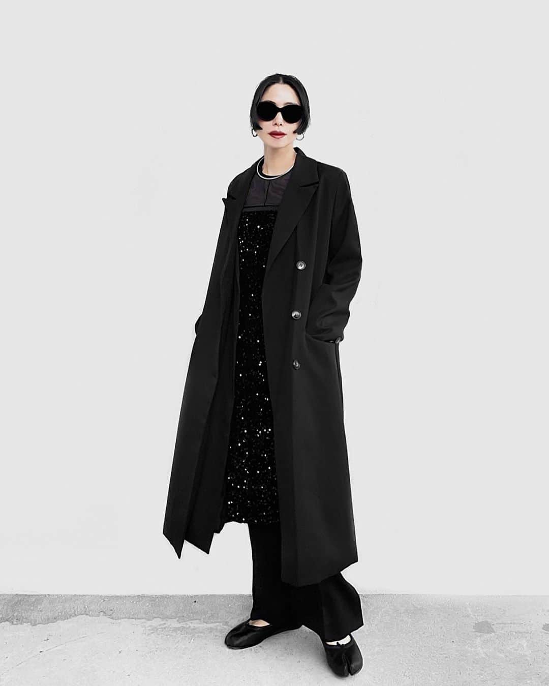 lve_xxxxのインスタグラム：「. . 🛒🛒🛒  ZOZOTOWN限定商品 @zozotown  Ai select ( @lveu.official )  ▪︎ Asymmetry button design long coat   しっかりした生地感で高見えする ロングジャケットが限定発売。  これ、アウターなんよ。 一般的にトレンチコートより厚手なんで 真冬前まで着られる✌️  (私は真冬に着ますね？爆  アシメデザインで 右側が2枚仕立て🪡になっており デザイン性のある一着です✌️  本日ZOZOTOWNｸｰﾎﾟﾝ出てて 1000円OFFなのでこの期間に是非！ ご検討くださいませ☺️🫶  #wear更新  .」