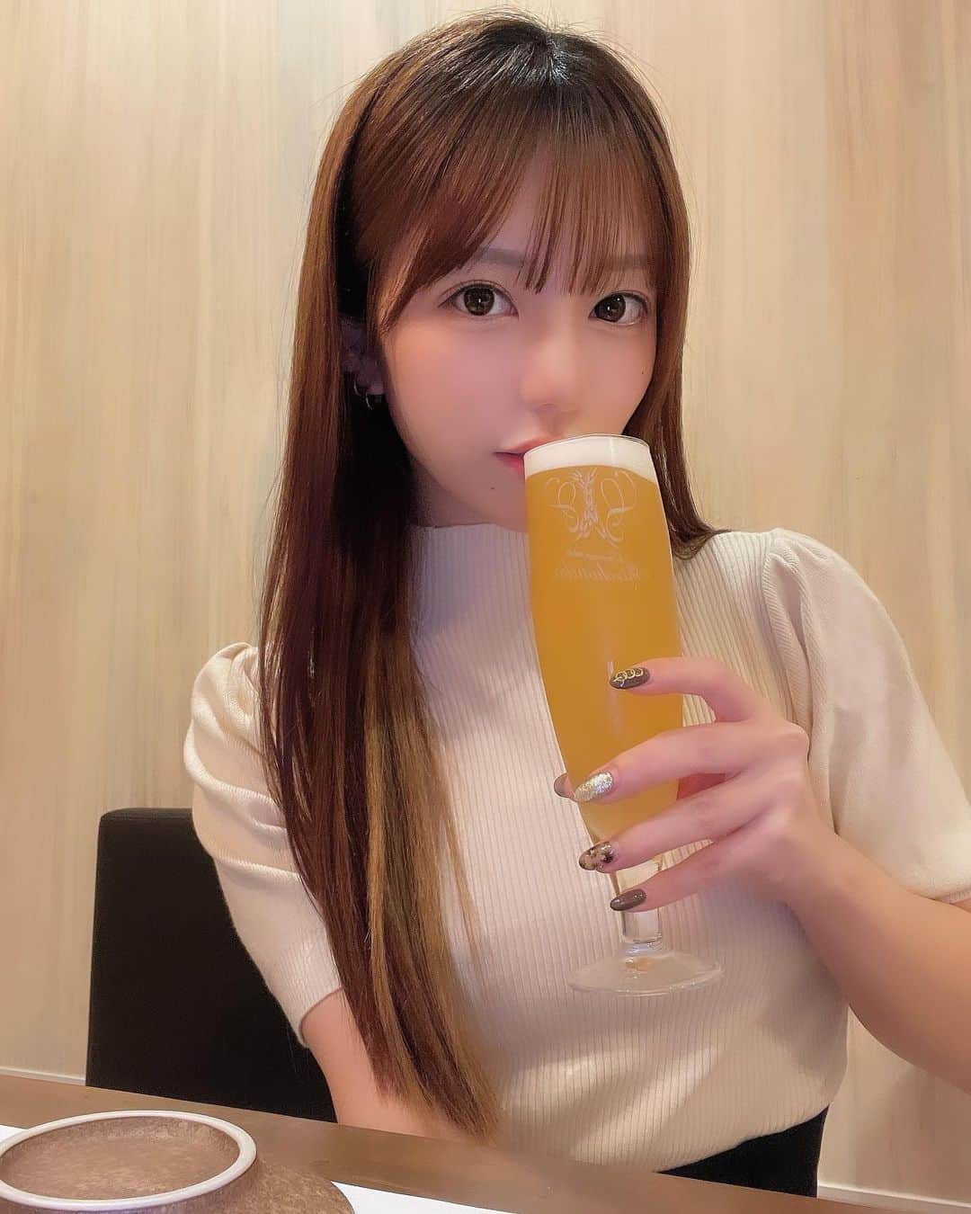 川本愛彩のインスタグラム：「. 乾杯🥂.*･ﾟ 本日も皆さんお疲れサマでした❤︎  良き週末を！ . . . #今日もビールがうまい #乾杯 #週末  #お酒はほどほどにね #疲れぶっとびー」