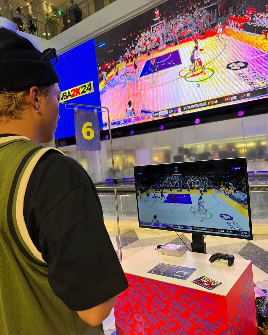 野替愁平さんのインスタグラム写真 - (野替愁平Instagram)「NBA 2K24をサワヤンのお二人とプレーしてきました🎮🏀 2Kシリーズは2K3からやってる‼️バスケゲームは、はじめは難しい‼️けども徐々に慣れてくるとプロの気分、味わえます🤣🤣 今日のサワヤンとのチームプレーでの1試合は、ガチで燃えた‼️ MC MAMUSHIさんのナイスな実況解説付きでスペシャルな時間でした‼️  お集まりいただいた皆さん、ありがとうございました✨  @nbajpn #2K24 #コートで会おう #PR  この新作を頂いたのだけど...これでSWITCH買う理由ができたよね...🤤」10月28日 19時14分 - sway_ldh