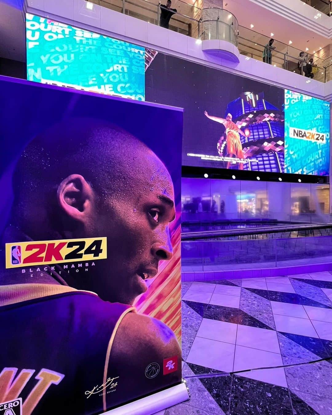 野替愁平のインスタグラム：「NBA 2K24をサワヤンのお二人とプレーしてきました🎮🏀 2Kシリーズは2K3からやってる‼️バスケゲームは、はじめは難しい‼️けども徐々に慣れてくるとプロの気分、味わえます🤣🤣 今日のサワヤンとのチームプレーでの1試合は、ガチで燃えた‼️ MC MAMUSHIさんのナイスな実況解説付きでスペシャルな時間でした‼️  お集まりいただいた皆さん、ありがとうございました✨  @nbajpn #2K24 #コートで会おう #PR  この新作を頂いたのだけど...これでSWITCH買う理由ができたよね...🤤」