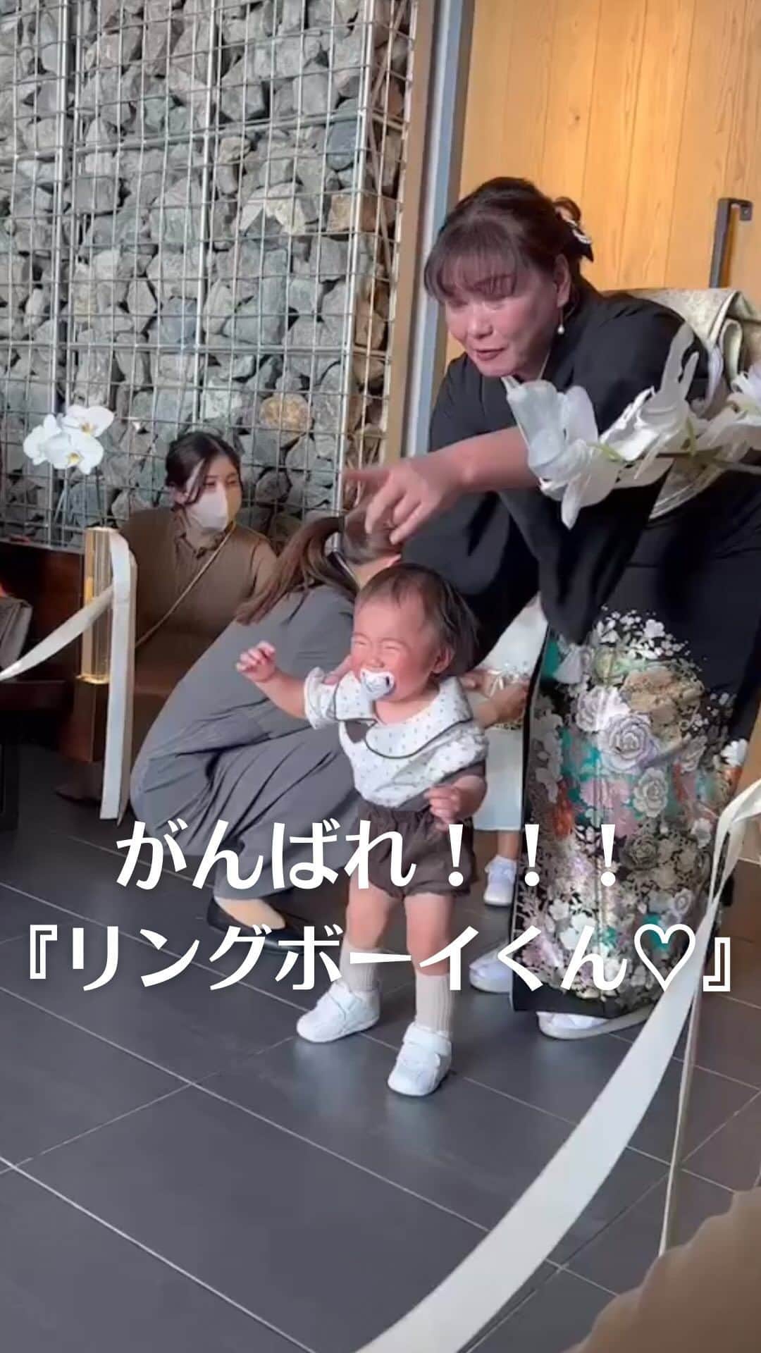 Choole 業界初、オンライン結婚式準備サービスのインスタグラム：「【#リングボーイ】 こんばんは！トキハナ編集部です✨ - - - - 今回はパパとママのところまでがんばれ！！ 『可愛すぎるリングボーイくん』をご紹介👦💕 - - - - ——————————————————  ⚜️トキハナって？ LINEで式場探し使いやすさNo.1✨ 『結婚式場見学予約サイト👰🏻‍♀️』  🕊️トキハナの特徴🕊️ ・・LINEで元ウエディングプランナーに相談できる（夜22時まで） ・式場との独自契約により「即決不要の最低価格保証」を約束 ・見学手配＋見積もりチェック付き ・カンタン診断で好みの式場が見つけられる プロフィールリンクからウエディング診断やってみてくださいね🩵  ————————————————— #結婚式演出#結婚式#プレ花嫁#卒花嫁#トキハナ#リングガール」