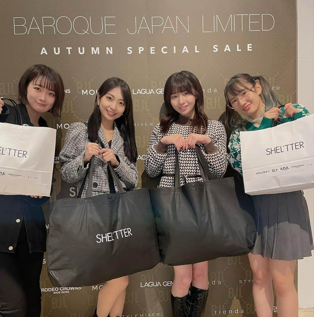 仮面女子のインスタグラム：「今日はみんなでお買い物😎 いっぱいGETできました✨」