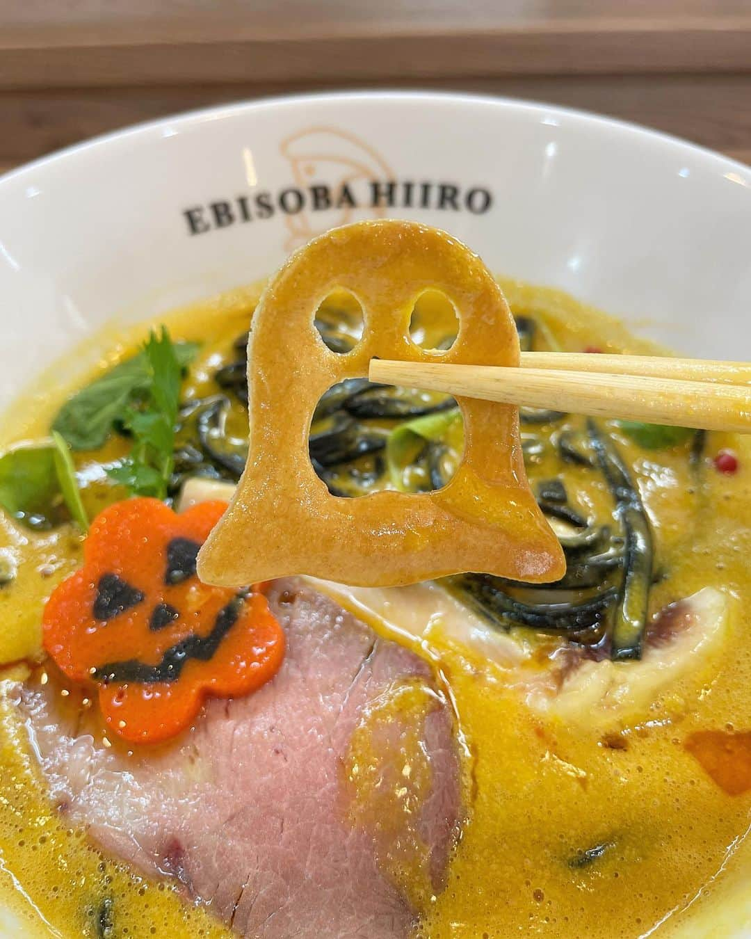 もーさんさんのインスタグラム写真 - (もーさんInstagram)「(*˘︶˘*).｡.:*♡ ♡♡♡ ハロウィン限定🎃ラーメン ・ 📍えびそば緋彩 @ebisobahiiro  ・ インスタで見て 絶対食べたくて行ってきました！ ・ ただ今 店員さん達は仮装中 皆カッコイイ特攻服来てたよ😆 あれだよ😆東京〇〇〇〇ャーズ ・ 《ハロウィン限定》 ◎真夜中の祝祭 ¥1050 ・ かぼちゃと海老のベジポタ超濃厚スープ デトックス効果のある炭を練りこんだ平打ち麺 ・ かぼちゃだけど海老のガーリックがきいてて 美味しかった😋 ・ 可愛いオバケ達も入ってて 見てるだけで楽しくなっちゃう♡ ・ 濃厚なスープ 美味しかった〜 ・ ◎濃厚えびそばリゾットセット ¥1200 えびの風味が凄いね🦐🦐 濃厚なスープも美味しい♡ 最後のリゾットは あつあつでチーズたっぷり〜 今度は こっち食べたい😊 ・ ・ *☼*―――――*☼*――――― ◇名古屋市瑞穂区明前町13-19 ◇月曜日 休み ◇11:00～14:00 ◇18:30～21:00 ◇駐車場 有り *☼*―――――*☼*――――― #えびそば緋彩 #ハロウィン限定麺#真夜中の祝祭#ハロウィン限定ラーメン#瑞穂区#瑞穂区ラーメン#瑞穂区グルメ#えびそば#濃厚えびそばリゾットセット#名古屋ラーメン#名古屋えびそば#名古屋グルメ#らーめん#ハロウィンイベント#仮装中」10月28日 19時15分 - mouusan