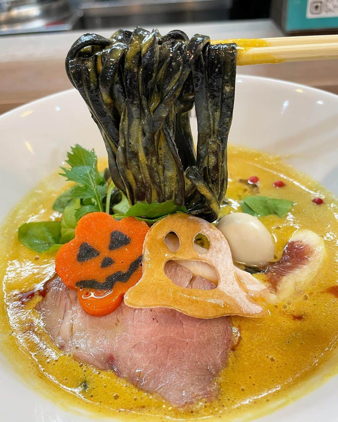 もーさんさんのインスタグラム写真 - (もーさんInstagram)「(*˘︶˘*).｡.:*♡ ♡♡♡ ハロウィン限定🎃ラーメン ・ 📍えびそば緋彩 @ebisobahiiro  ・ インスタで見て 絶対食べたくて行ってきました！ ・ ただ今 店員さん達は仮装中 皆カッコイイ特攻服来てたよ😆 あれだよ😆東京〇〇〇〇ャーズ ・ 《ハロウィン限定》 ◎真夜中の祝祭 ¥1050 ・ かぼちゃと海老のベジポタ超濃厚スープ デトックス効果のある炭を練りこんだ平打ち麺 ・ かぼちゃだけど海老のガーリックがきいてて 美味しかった😋 ・ 可愛いオバケ達も入ってて 見てるだけで楽しくなっちゃう♡ ・ 濃厚なスープ 美味しかった〜 ・ ◎濃厚えびそばリゾットセット ¥1200 えびの風味が凄いね🦐🦐 濃厚なスープも美味しい♡ 最後のリゾットは あつあつでチーズたっぷり〜 今度は こっち食べたい😊 ・ ・ *☼*―――――*☼*――――― ◇名古屋市瑞穂区明前町13-19 ◇月曜日 休み ◇11:00～14:00 ◇18:30～21:00 ◇駐車場 有り *☼*―――――*☼*――――― #えびそば緋彩 #ハロウィン限定麺#真夜中の祝祭#ハロウィン限定ラーメン#瑞穂区#瑞穂区ラーメン#瑞穂区グルメ#えびそば#濃厚えびそばリゾットセット#名古屋ラーメン#名古屋えびそば#名古屋グルメ#らーめん#ハロウィンイベント#仮装中」10月28日 19時15分 - mouusan