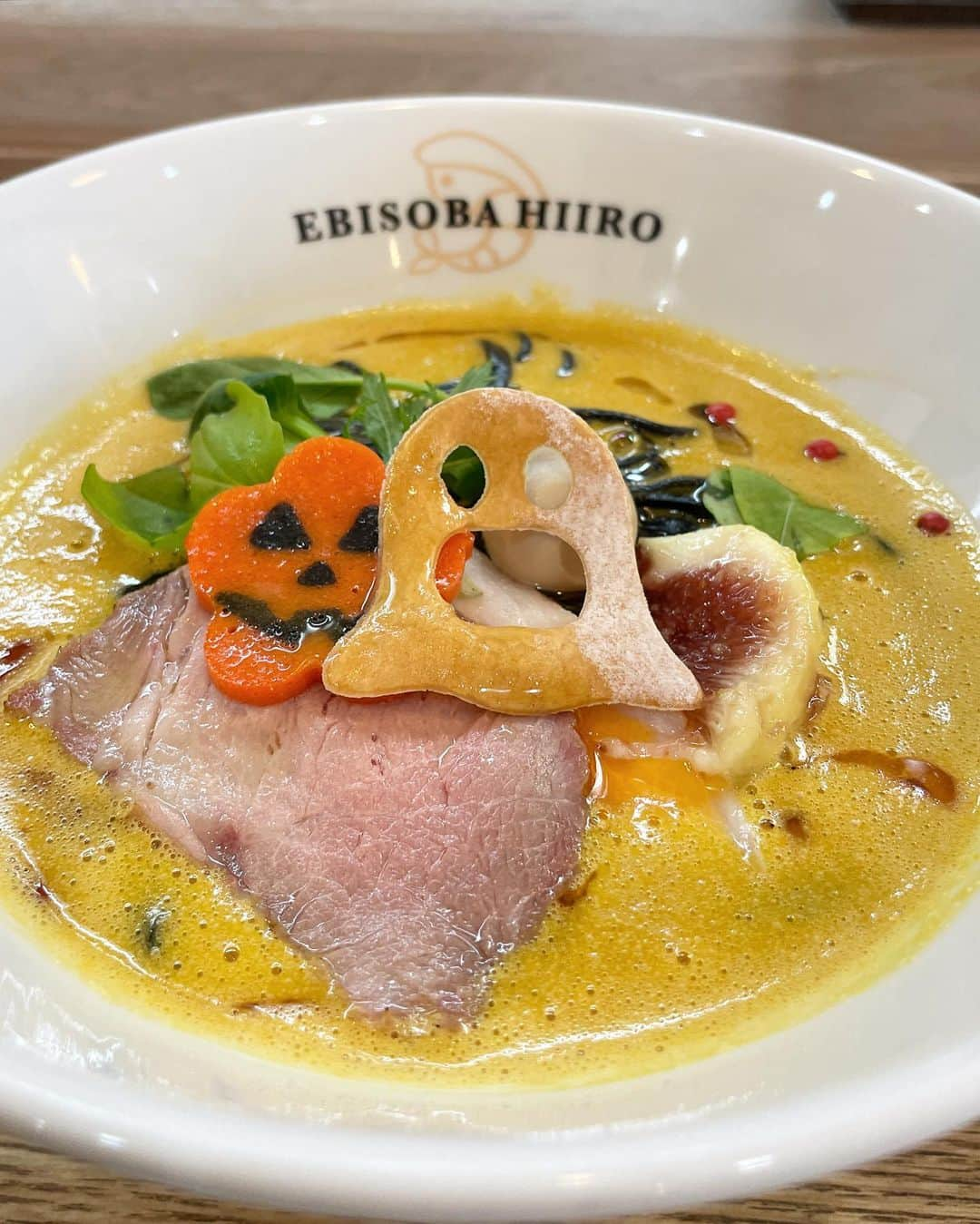 もーさんのインスタグラム：「(*˘︶˘*).｡.:*♡ ♡♡♡ ハロウィン限定🎃ラーメン ・ 📍えびそば緋彩 @ebisobahiiro  ・ インスタで見て 絶対食べたくて行ってきました！ ・ ただ今 店員さん達は仮装中 皆カッコイイ特攻服来てたよ😆 あれだよ😆東京〇〇〇〇ャーズ ・ 《ハロウィン限定》 ◎真夜中の祝祭 ¥1050 ・ かぼちゃと海老のベジポタ超濃厚スープ デトックス効果のある炭を練りこんだ平打ち麺 ・ かぼちゃだけど海老のガーリックがきいてて 美味しかった😋 ・ 可愛いオバケ達も入ってて 見てるだけで楽しくなっちゃう♡ ・ 濃厚なスープ 美味しかった〜 ・ ◎濃厚えびそばリゾットセット ¥1200 えびの風味が凄いね🦐🦐 濃厚なスープも美味しい♡ 最後のリゾットは あつあつでチーズたっぷり〜 今度は こっち食べたい😊 ・ ・ *☼*―――――*☼*――――― ◇名古屋市瑞穂区明前町13-19 ◇月曜日 休み ◇11:00～14:00 ◇18:30～21:00 ◇駐車場 有り *☼*―――――*☼*――――― #えびそば緋彩 #ハロウィン限定麺#真夜中の祝祭#ハロウィン限定ラーメン#瑞穂区#瑞穂区ラーメン#瑞穂区グルメ#えびそば#濃厚えびそばリゾットセット#名古屋ラーメン#名古屋えびそば#名古屋グルメ#らーめん#ハロウィンイベント#仮装中」