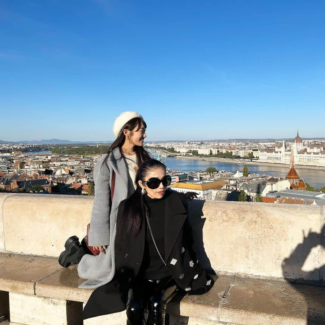 片原恵麻のインスタグラム：「Fisherman's Bastion🌇  「漁夫の砦」って名前の響的に絶対行きたかったところ😂 世界一美しいって言われてるブダペストの国会議事堂とか、ドナウ川を一望できました👀  旅のお供は @rimowa  本当は軽いのが良かったんだけど、どうしてもブルーが良かったからoriginalにしました🫶🩵 ほぼ毎月使うから可愛いスーツケースはテンションがあがる🤤  #ヨーロッパ#ヨーロッパ旅行#ブダペスト#ブダペスト旅行#ハンガリー#ハンガリー旅行#ヨーロッパ旅#ブダペスト観光#Budapest#budapešť#Hungary#hungary🇭🇺#europetravel#fishermansbastion#漁夫の砦」