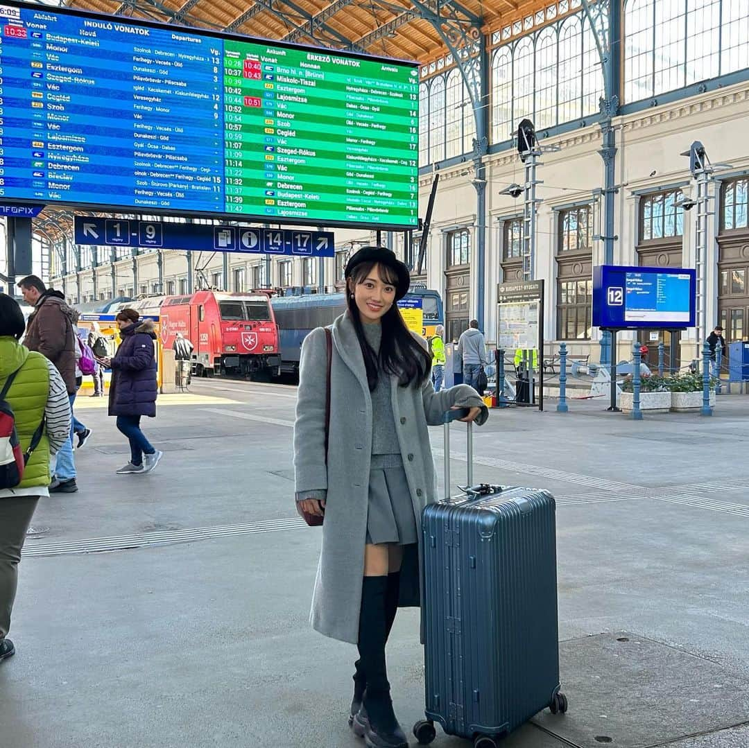 片原恵麻さんのインスタグラム写真 - (片原恵麻Instagram)「Fisherman's Bastion🌇  「漁夫の砦」って名前の響的に絶対行きたかったところ😂 世界一美しいって言われてるブダペストの国会議事堂とか、ドナウ川を一望できました👀  旅のお供は @rimowa  本当は軽いのが良かったんだけど、どうしてもブルーが良かったからoriginalにしました🫶🩵 ほぼ毎月使うから可愛いスーツケースはテンションがあがる🤤  #ヨーロッパ#ヨーロッパ旅行#ブダペスト#ブダペスト旅行#ハンガリー#ハンガリー旅行#ヨーロッパ旅#ブダペスト観光#Budapest#budapešť#Hungary#hungary🇭🇺#europetravel#fishermansbastion#漁夫の砦」10月28日 19時15分 - emma_katahara