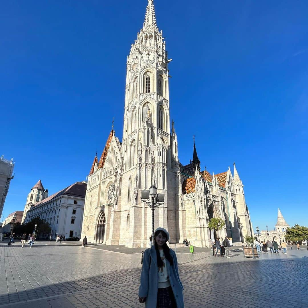 片原恵麻さんのインスタグラム写真 - (片原恵麻Instagram)「Fisherman's Bastion🌇  「漁夫の砦」って名前の響的に絶対行きたかったところ😂 世界一美しいって言われてるブダペストの国会議事堂とか、ドナウ川を一望できました👀  旅のお供は @rimowa  本当は軽いのが良かったんだけど、どうしてもブルーが良かったからoriginalにしました🫶🩵 ほぼ毎月使うから可愛いスーツケースはテンションがあがる🤤  #ヨーロッパ#ヨーロッパ旅行#ブダペスト#ブダペスト旅行#ハンガリー#ハンガリー旅行#ヨーロッパ旅#ブダペスト観光#Budapest#budapešť#Hungary#hungary🇭🇺#europetravel#fishermansbastion#漁夫の砦」10月28日 19時15分 - emma_katahara