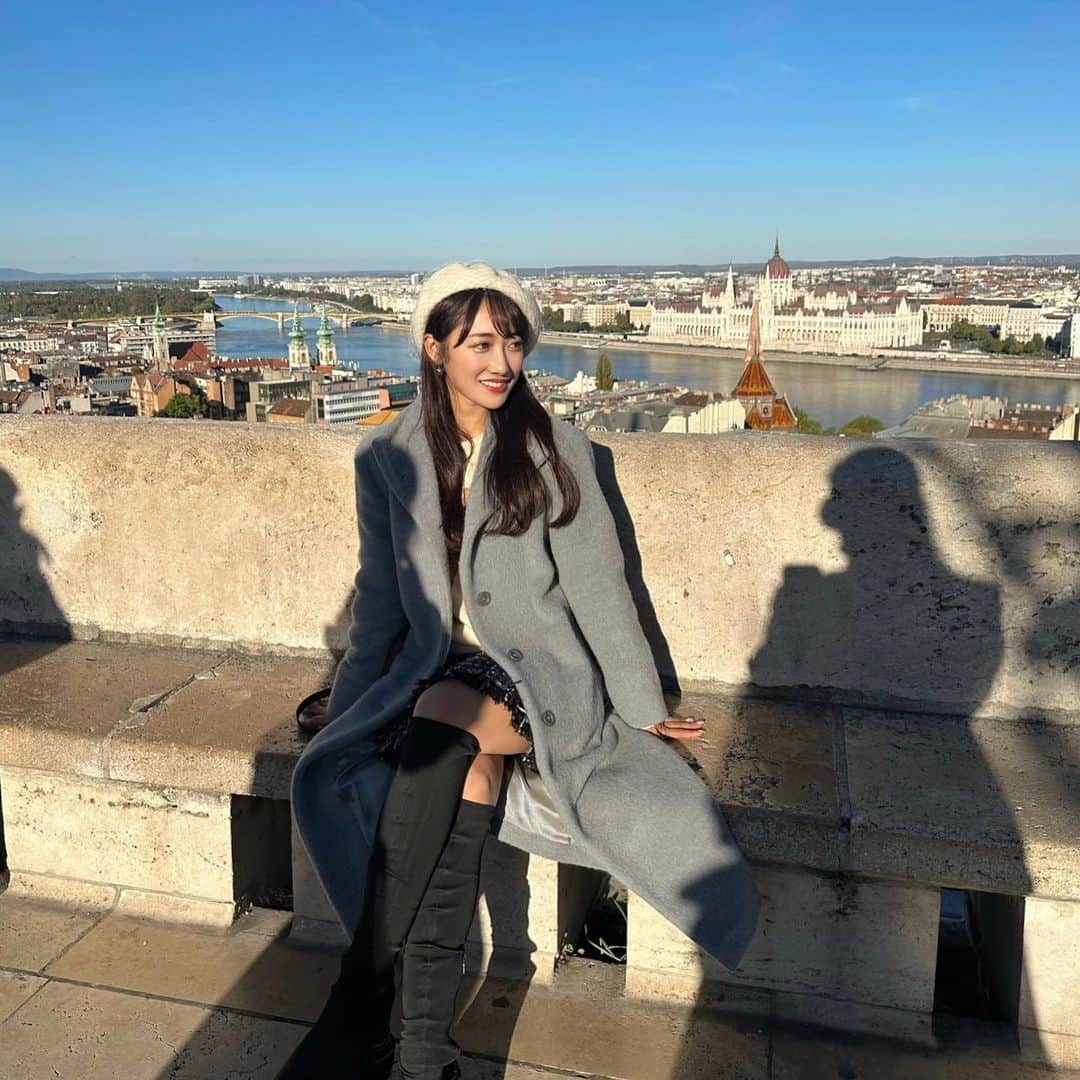 片原恵麻さんのインスタグラム写真 - (片原恵麻Instagram)「Fisherman's Bastion🌇  「漁夫の砦」って名前の響的に絶対行きたかったところ😂 世界一美しいって言われてるブダペストの国会議事堂とか、ドナウ川を一望できました👀  旅のお供は @rimowa  本当は軽いのが良かったんだけど、どうしてもブルーが良かったからoriginalにしました🫶🩵 ほぼ毎月使うから可愛いスーツケースはテンションがあがる🤤  #ヨーロッパ#ヨーロッパ旅行#ブダペスト#ブダペスト旅行#ハンガリー#ハンガリー旅行#ヨーロッパ旅#ブダペスト観光#Budapest#budapešť#Hungary#hungary🇭🇺#europetravel#fishermansbastion#漁夫の砦」10月28日 19時15分 - emma_katahara