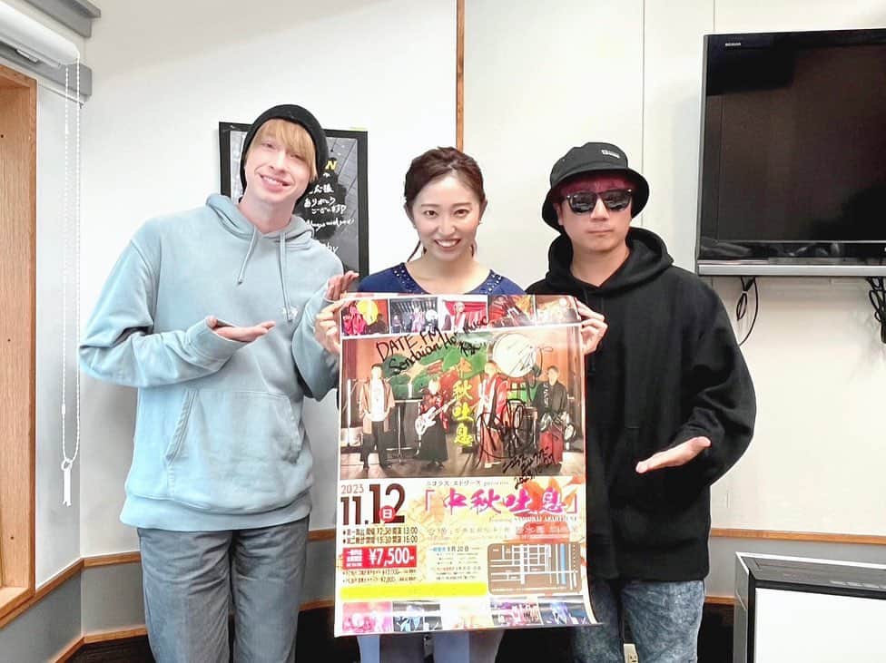 丸井汐里のインスタグラム：「✴︎ Date fm Sendaian Hot Music 今週もありがとうございました😃 ✴︎ 昨日のオープニングチューンはAnly&ReiのSunday Afternoon Bluesをお届けしました🎸 ✴︎ 先週金曜のAnlyさんのライブ、ループペダルを駆使したパフォーマンスのクオリティがまたまた向上！！ ✴︎ 曲間のつなぎとループペダルでギターや声を重ねる音作りを見事に融合し、スムーズかつ美しく魅せて・聴かせていました。 ✴︎ 今週も3位をキープした最新アルバム収録曲『好きにしなよ』で、お客さんに「好きに楽しんで」と声をかけると、お客さんもゆったり・リラックスした様子で身体を揺らしながら、コール＆レスポンスに応えていて。 ✴︎ とても温かい雰囲気のライブでした。 ✴︎ ✴︎ ✴︎ 12時台のHOT GUESTはニコラス・エドワーズさんと、SAMURAI APARTMENTのKYOさんがスタジオ生出演でした😊 @n_y.k  @samuraiapartment  ✴︎ 11/12(日)に白石市の碧水園能楽堂で開催されるスペシャルなライブ『中秋吐息』。 ✴︎ 歌詞の言葉選びからも和を感じるニックさんと、和太鼓・和製VOICE・DJのサムアパの融合を、厳かな雰囲気の中体感できるイベントです。 ✴︎ 午後1時と午後4時、昼間と夕方で見え方もきっと変わるはず！ ✴︎ 紅葉も楽しめそうですね🍁 ✴︎ 去年無観客配信した武田神社能楽堂でのライブの写真がポスターに使われているのですが……ニックさんは和装も美しく着こなしていらっしゃいました✨ ✴︎ 楽曲のアレンジはもちろん、衣装・演出に至るまでこだわり抜かれたステージ、マストチェックです！ ✴︎ ✴︎ ✴︎ 今週のNo.1は初登場！ ✴︎ 今フルで聴けるのはラジオだけ！ ✴︎ SUPER BEAVER 『決心』🥇✨ ✴︎ 来週、連覇なるでしょうか。 ✴︎ チャートはDate fmの公式Xでポストしています！ ✴︎ 聞き逃した方はradikoのタイムフリー機能でぜひチェックをー😆 ✴︎ ✴︎ ✴︎ #アナウンサー#フリーアナウンサー#ラジオパーソナリティ#ラジオDJ#丸井汐里#datefm#SendaianHotMusic#Anly#Rei#ニコラスエドワーズ#ニック#SAMURAIAPARTMENT#KYO#白石#碧水園#中秋吐息#SUPERBEABER」