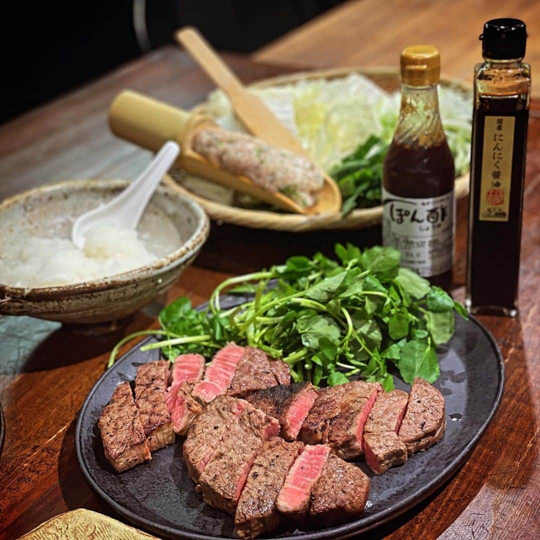 松井美緒のインスタグラム：「…今夜は美味しいお肉を網焼きで ポン酢に大根おろし、ニンニク醤油でいただきます。 やわらかいピカイチお肉は @sasakimeat   #夜ごはん」