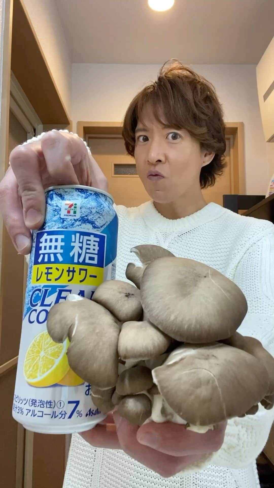 元木敦士のインスタグラム：「つけ麺風⁉️つけパスタ😋  オリーブオイルでニンニク、鷹の爪炒めます  秋の食材キノコを使って ベーコン、ホーレン草焼き😊  《ペペロンチーノつけ汁》 水400 コンソメ　適当 鶏ガラ　適当 クレイジーソルト　適当  パスタは早めに召し上がれ笑😆 くっつきますよ！笑  今日もお疲れちゃーん⭐︎😊  #ペペロンチーノ #つけパスタ #ビール #PUFFY」