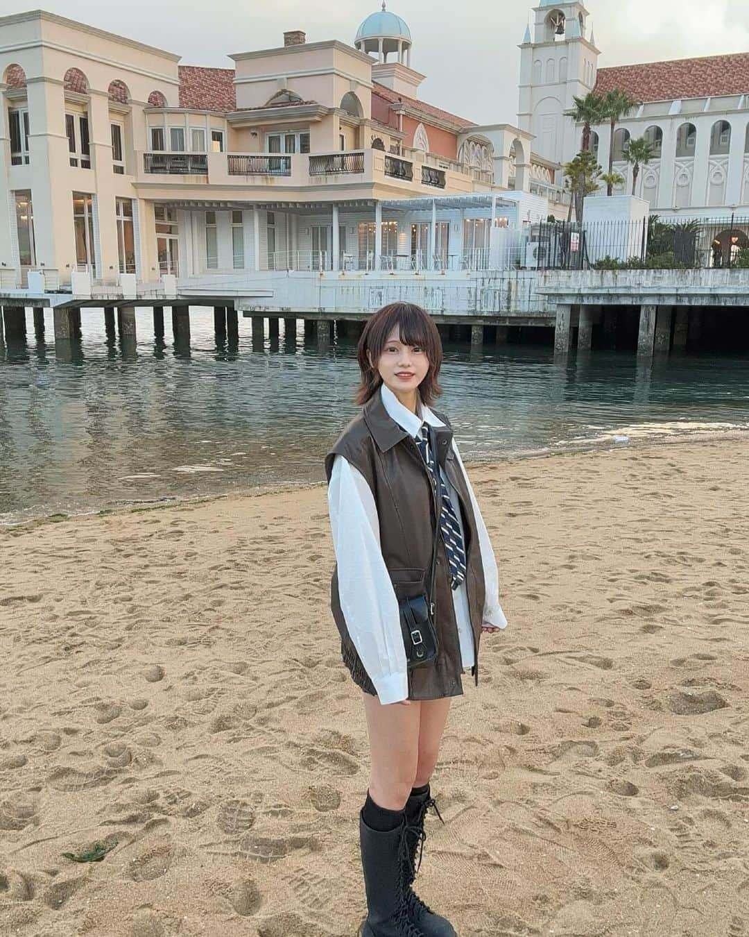 瀬山まどかさんのインスタグラム写真 - (瀬山まどかInstagram)「この日の私服がとても好評でしたので全身を、！！  #LAGUAGEM 全部靴まで、付けてるネックレスもかも星の☆。.:＊・゜  私の洋服基本ここが1番多いかもしれない、！好き服多いからいつも行くと大量に買ってしまう出会いが多い良い事！  #ラグアジェム #中町綾 #メンズライク #シャツコーデ  #ネクタイコーデ  #ロングブーツ #ウルフカット  #ウルフボブ  #ショートボブ  #外ハネ」10月28日 19時19分 - madoka4649