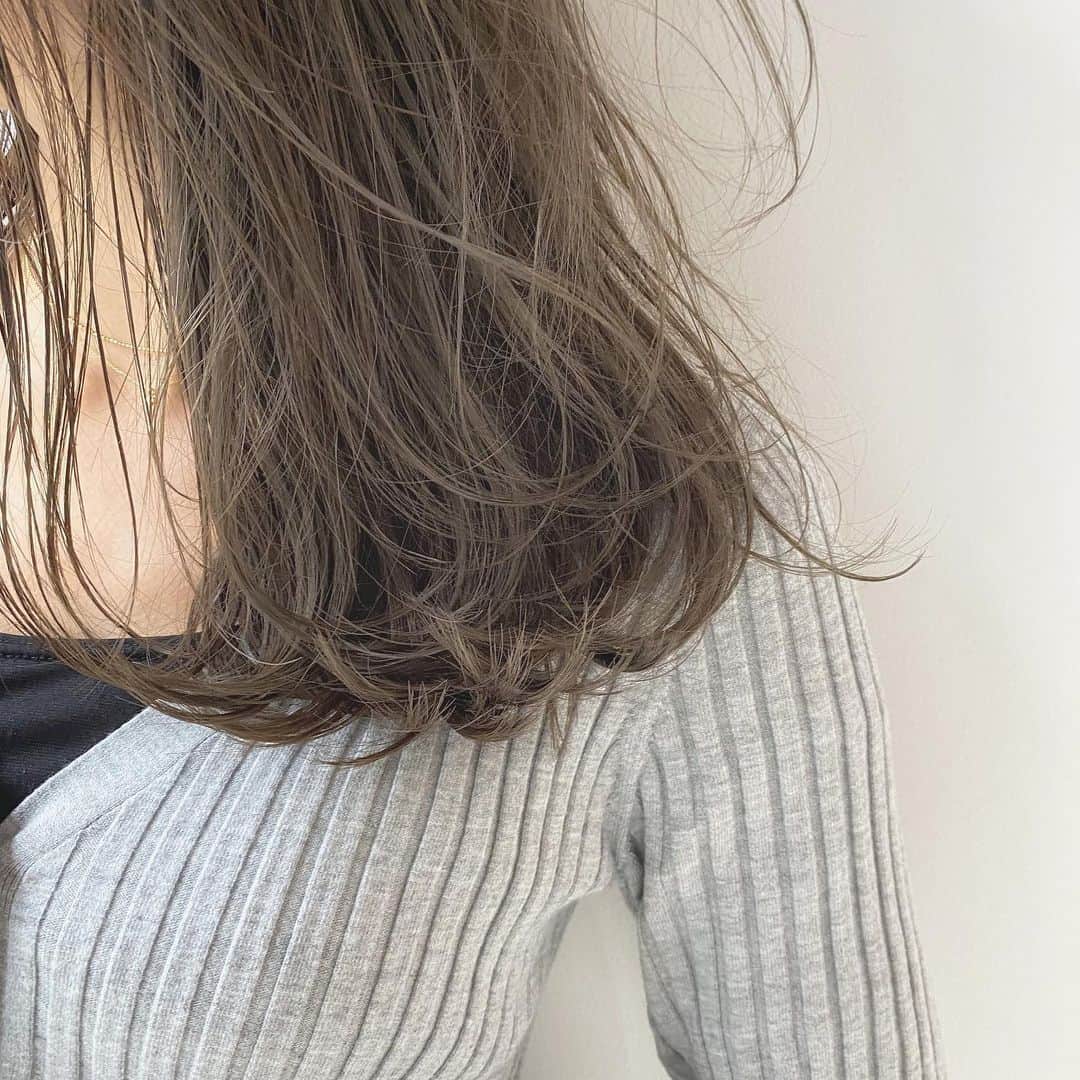 兼井遼のインスタグラム：「オリーブグレージュ＊ 柔らかくほつれるヘア😌  ツヤのある 暗くても透明のある カラーならお任せください☺️  10月11月のご予約も まだまだお取りできます🙇🏻  ご質問などは コメントにてお問い合わせください！😌  #ケアカラー  #ヘアアレンジ  #ケアダブルカラー  #巻き方  #髪質改善カラー  #イルミナカラー  #ミルクティーベージュ #グレージュ  #ケアブリーチ  #ハイライトカラー  #ハイトーンカラー  #ブリーチ  #ダブルカラー   #インナーカラー  #オリーブアッシュ  #グラデーションカラー  #グレージュカラー  #ツヤトーン  #パーマ  #艶髪  #外国人風  #髪質改善トリートメント  #くびれヘア  #シースルーバング  #髪質改善  #ラベンダーグレージュ  #オリーブグレージュ  #トリートメント  #ヘアアクセサリー　#インナーハイライト」