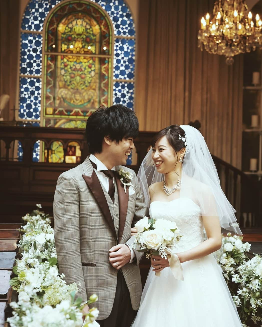 のインスタグラム：「* * * 見つめあうお2人✨ * * * 【ラ･バンク･ド･ロア】 〒231-0023 神奈川県横浜市中区山下町280-1 * アクセス みなとみらい線 日本大通り駅より徒歩5分 みなとみらい線 元町・中華街駅より徒歩5分 * 駅近でアクセス抜群です！ * * #ウェディング #wedding #ゲストハウス #プレ花嫁 #日本中のプレ花嫁さんと繋がりたい #花嫁 #卒花 #結婚式場 #結婚式場探し #結婚準備 #結婚式レポ #花嫁diy #プロポーズ #チャペル #ブライダルフェア #ラバンクドロア #labanqueduLoA #前撮り #marry花嫁 #ラバンクドロア #ファーストミート #横浜ウェディング #横浜結婚式 #文化財 #文化財ウェディング #テーブルコーディネート #横浜市指定有形文化財 #アニバーサリーディナー #anniversarydinner #minietmaxi」