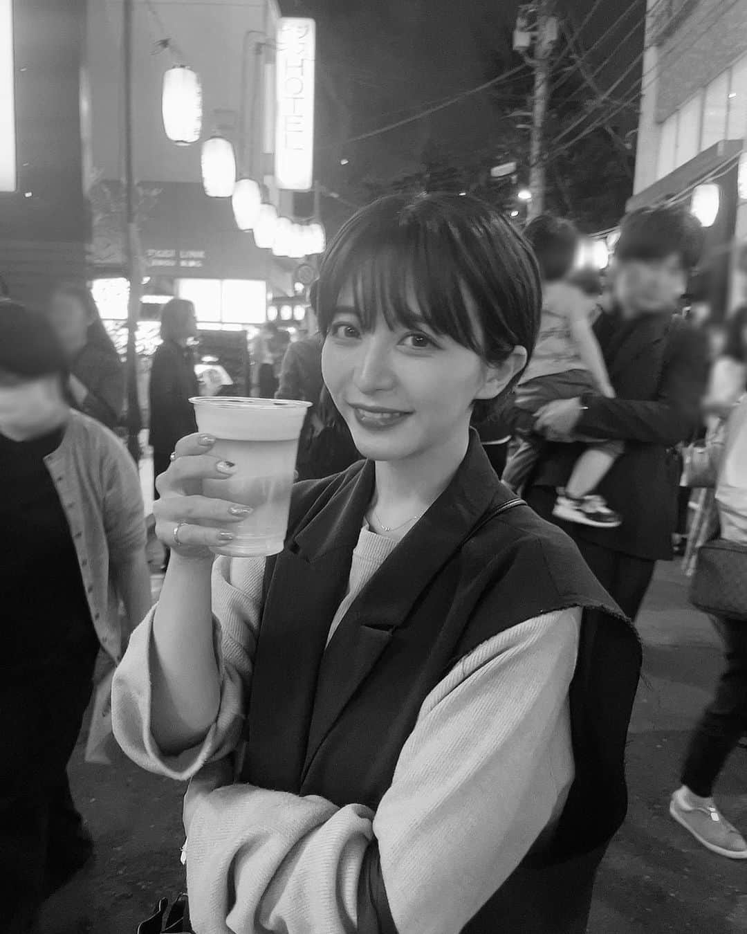 ゆ い りのインスタグラム：「ビールを前に嬉しそうな私👶🏻👶🏻笑 外飲みが涼しい季節になってきたね〜🍂  #普段飲まないけどたまに飲むビールは至高」