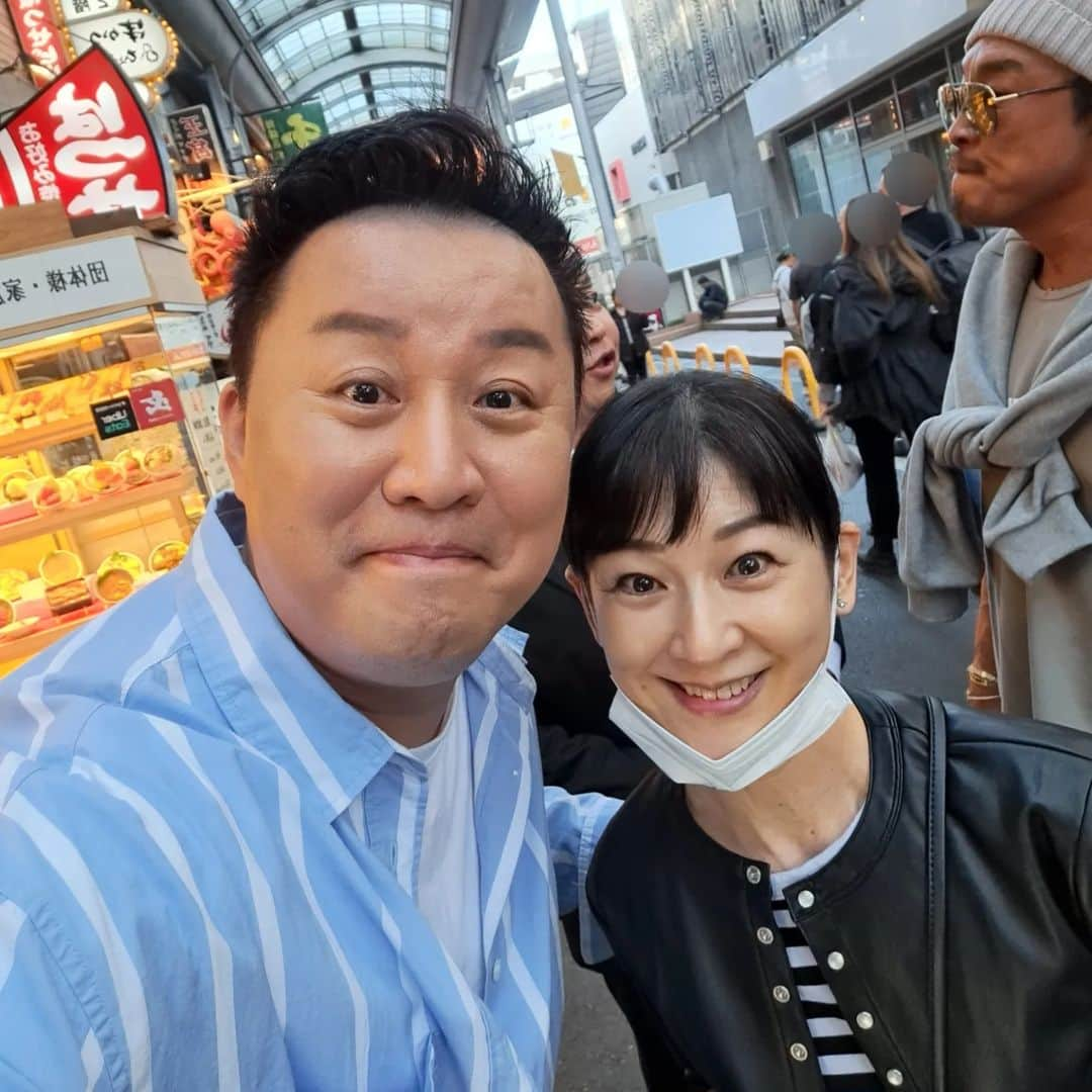 高橋靖子さんのインスタグラム写真 - (高橋靖子Instagram)「おやす大興奮〰️😆💕NGK の裏で韓国バラエティのロケに遭遇🎵チョンジュナさんと、秋山成勲さんと写真撮ってもらった〰️😍 #アメブロ更新してます✏️ #韓国バラエティ #社長の耳はロバの耳 #정준하 #秋山成勲 #ロケ #難波 #大阪 #吉本新喜劇 #よしもと新喜劇 #新喜劇」10月28日 19時25分 - oyasupororo