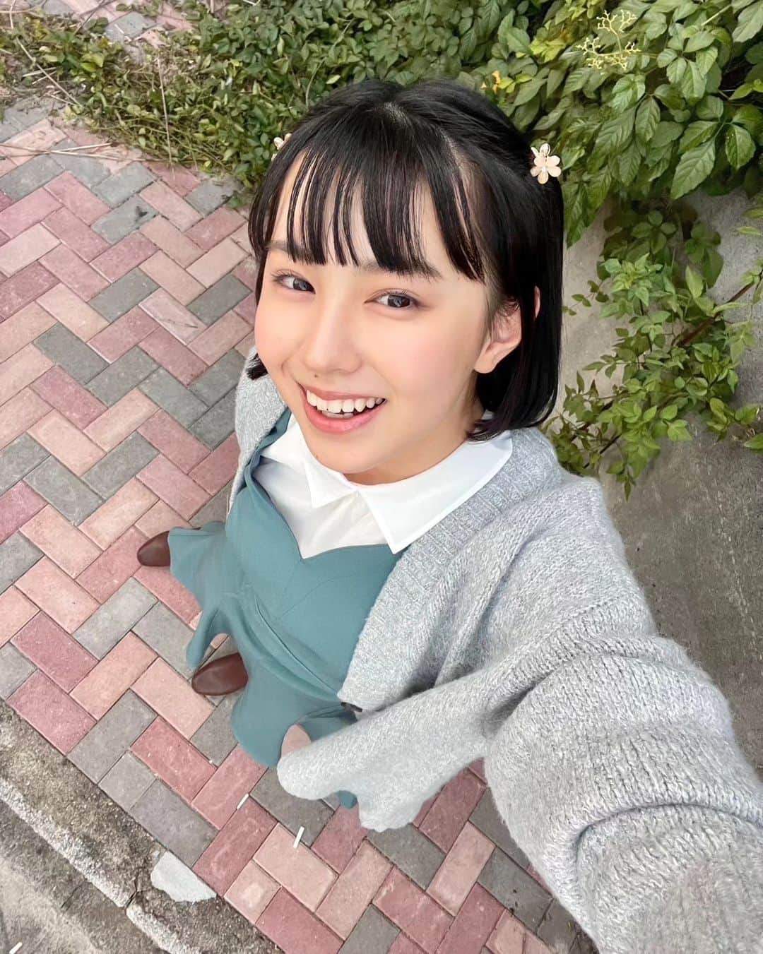 森﨑美月さんのインスタグラム写真 - (森﨑美月Instagram)「♡‪( ᷇࿀ ᷆ و(و ⋆*‬  ぱっつんミニボブにしちゃった🎶  この日はニットを着ました🧶 朝とか夜は寒くなってきたよね？？ 私の周りでも風邪さんが増えてきたので、皆さんも気をつけてくださいね🫶🏻  ⁑ ⁑  #セブンティーン#seventeen #スターダストプロモーション  #森﨑美月#mizuki#mizukimorisaki #jk#fjk#16歳#16#16yrs#07#女子高生 #japan #ボブ#ヘアスタイル＃秋#ワンピース」10月28日 19時25分 - morisaki_mizuki_