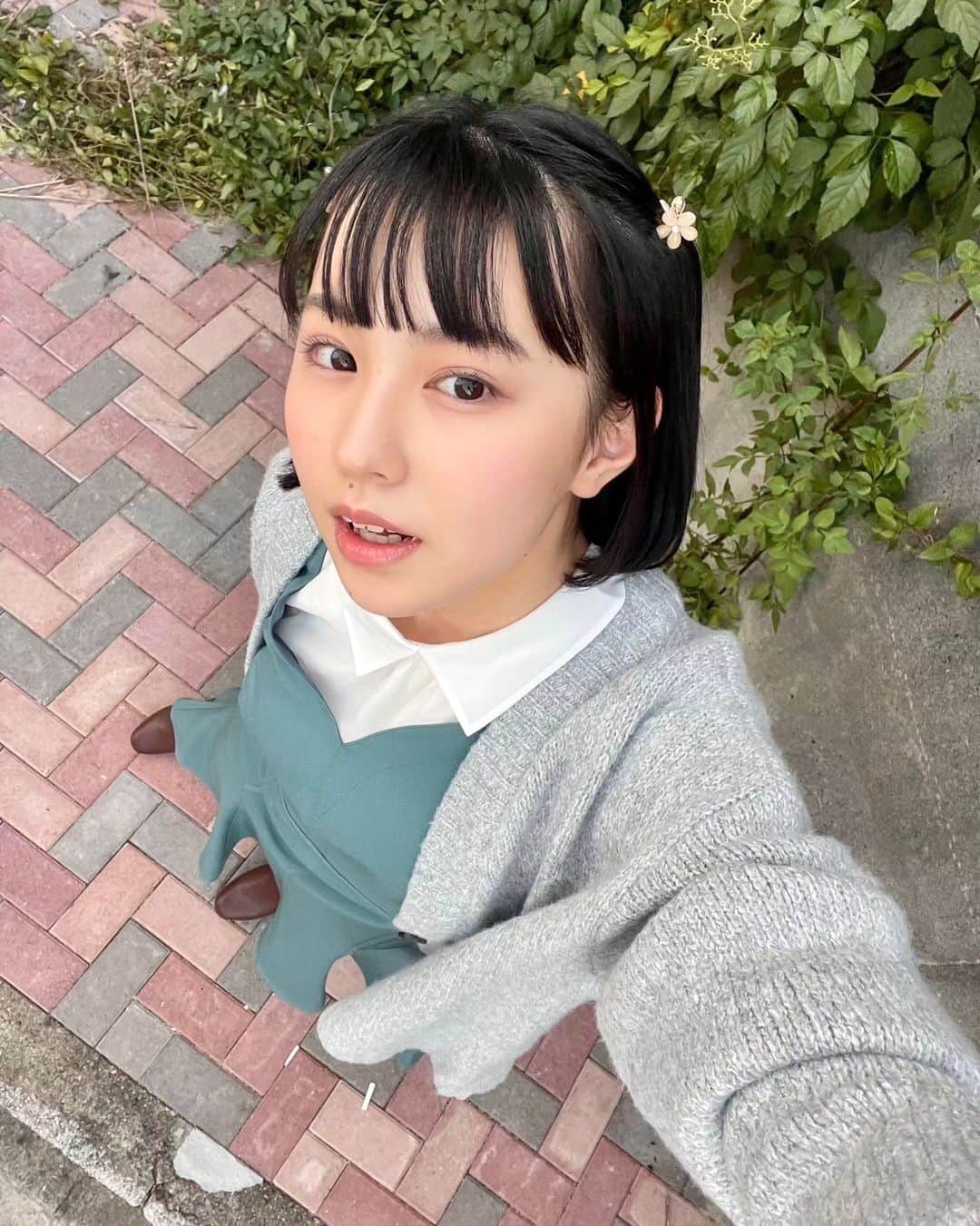 森﨑美月さんのインスタグラム写真 - (森﨑美月Instagram)「♡‪( ᷇࿀ ᷆ و(و ⋆*‬  ぱっつんミニボブにしちゃった🎶  この日はニットを着ました🧶 朝とか夜は寒くなってきたよね？？ 私の周りでも風邪さんが増えてきたので、皆さんも気をつけてくださいね🫶🏻  ⁑ ⁑  #セブンティーン#seventeen #スターダストプロモーション  #森﨑美月#mizuki#mizukimorisaki #jk#fjk#16歳#16#16yrs#07#女子高生 #japan #ボブ#ヘアスタイル＃秋#ワンピース」10月28日 19時25分 - morisaki_mizuki_