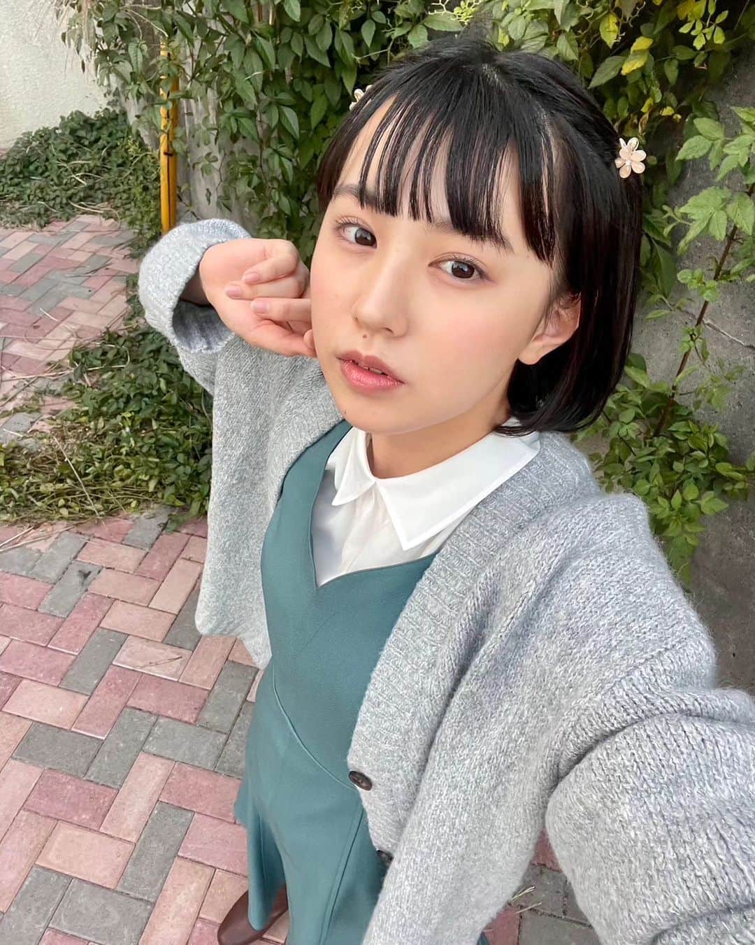 森﨑美月さんのインスタグラム写真 - (森﨑美月Instagram)「♡‪( ᷇࿀ ᷆ و(و ⋆*‬  ぱっつんミニボブにしちゃった🎶  この日はニットを着ました🧶 朝とか夜は寒くなってきたよね？？ 私の周りでも風邪さんが増えてきたので、皆さんも気をつけてくださいね🫶🏻  ⁑ ⁑  #セブンティーン#seventeen #スターダストプロモーション  #森﨑美月#mizuki#mizukimorisaki #jk#fjk#16歳#16#16yrs#07#女子高生 #japan #ボブ#ヘアスタイル＃秋#ワンピース」10月28日 19時25分 - morisaki_mizuki_