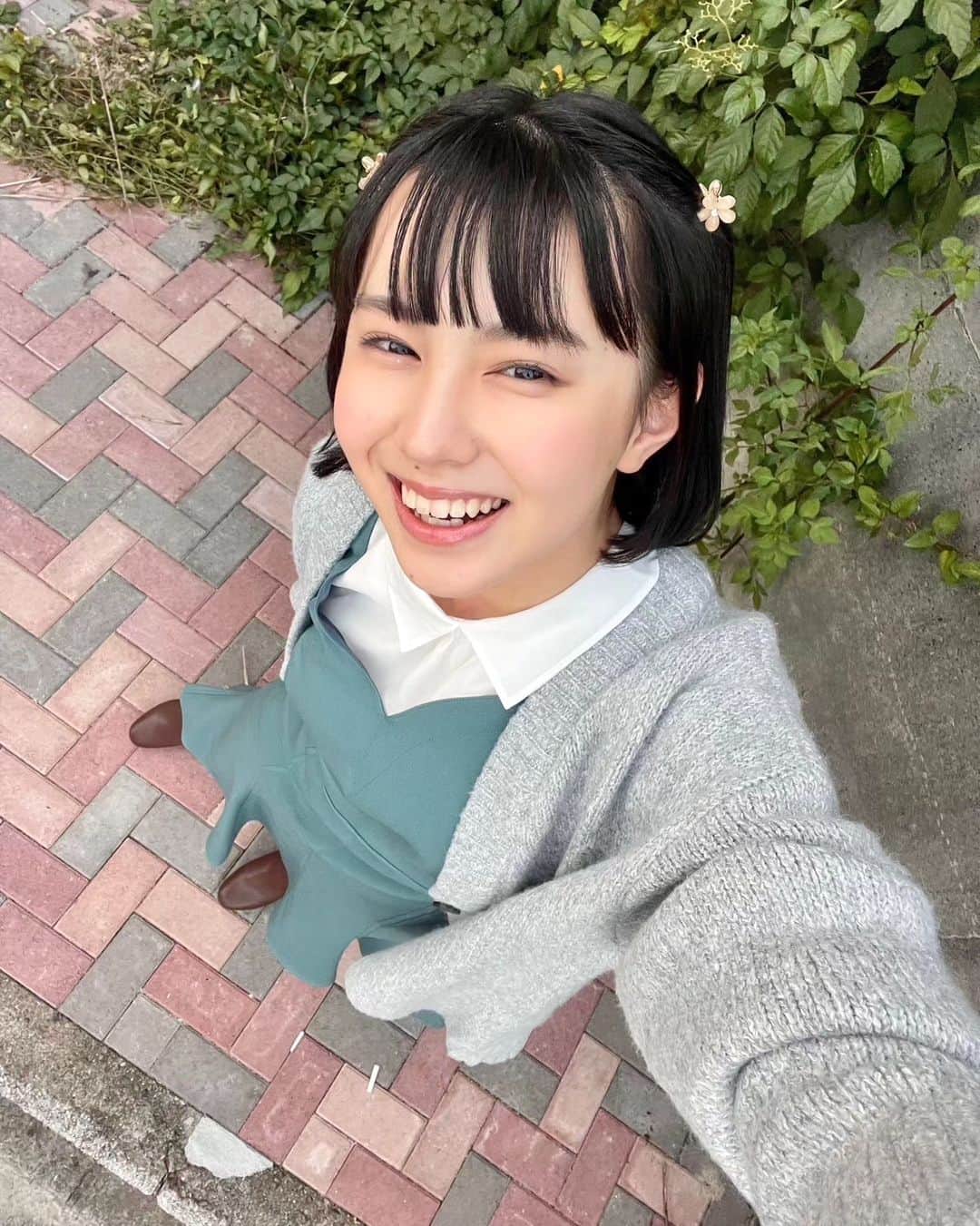 森﨑美月さんのインスタグラム写真 - (森﨑美月Instagram)「♡‪( ᷇࿀ ᷆ و(و ⋆*‬  ぱっつんミニボブにしちゃった🎶  この日はニットを着ました🧶 朝とか夜は寒くなってきたよね？？ 私の周りでも風邪さんが増えてきたので、皆さんも気をつけてくださいね🫶🏻  ⁑ ⁑  #セブンティーン#seventeen #スターダストプロモーション  #森﨑美月#mizuki#mizukimorisaki #jk#fjk#16歳#16#16yrs#07#女子高生 #japan #ボブ#ヘアスタイル＃秋#ワンピース」10月28日 19時25分 - morisaki_mizuki_