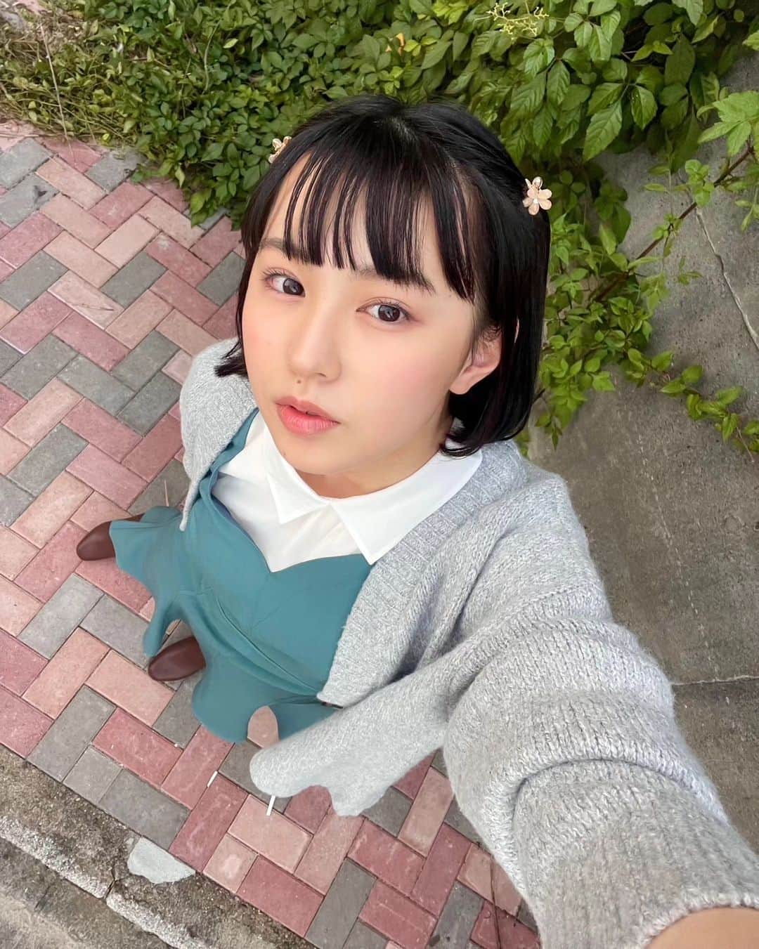 森﨑美月さんのインスタグラム写真 - (森﨑美月Instagram)「♡‪( ᷇࿀ ᷆ و(و ⋆*‬  ぱっつんミニボブにしちゃった🎶  この日はニットを着ました🧶 朝とか夜は寒くなってきたよね？？ 私の周りでも風邪さんが増えてきたので、皆さんも気をつけてくださいね🫶🏻  ⁑ ⁑  #セブンティーン#seventeen #スターダストプロモーション  #森﨑美月#mizuki#mizukimorisaki #jk#fjk#16歳#16#16yrs#07#女子高生 #japan #ボブ#ヘアスタイル＃秋#ワンピース」10月28日 19時25分 - morisaki_mizuki_