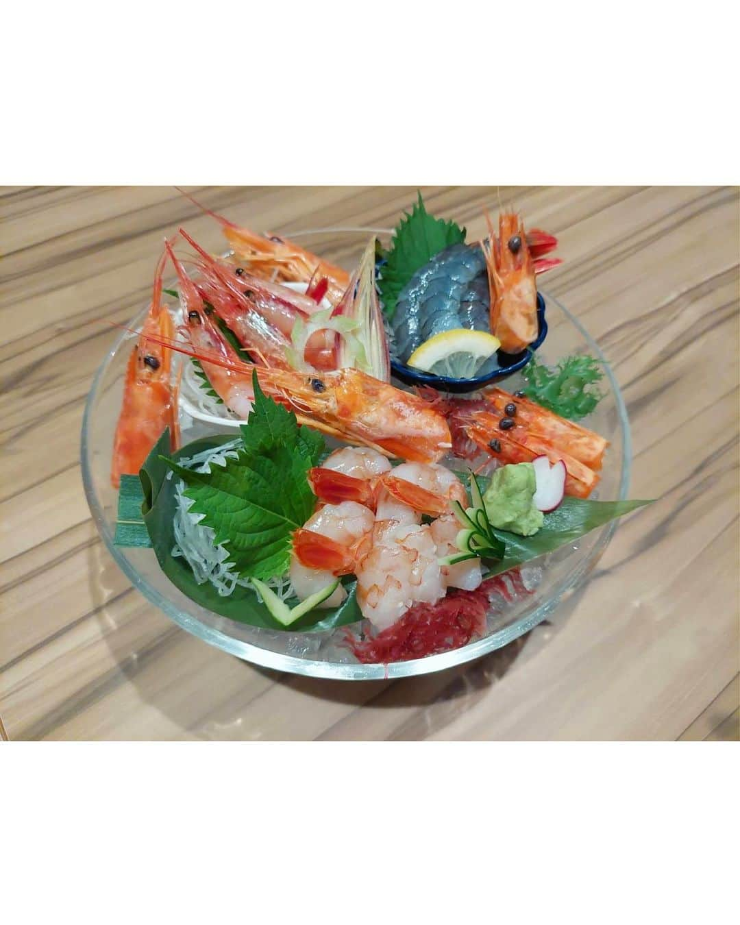 吉田麻衣子さんのインスタグラム写真 - (吉田麻衣子Instagram)「池袋にある　えび尽くしのお店🦐🧡 シュリンプダイニング『えび庵』さんに行ってきました✨ @shrimp_diningebian   こちらは　池袋に６月にopenしたばかりの新しいお店✨🦐  ぷりぷり生エビちゃんが大好きな私ですが、生エビだけでなく、揚げエビや、炒めエビ、パスタなど　あらゆるエビ料理を提供してくださるお店✨  今回いただいたのは エビ尽くし特別コース❗️  前菜　カクテルシュリンプ お造り　海老のお造りの盛り合わせ サラダ　海老と生ハムのサラダ 揚げ物　海老のタガイフ巻き&太めなエビフライ 焼き物　ガーリックシュリンプ お食事　海老香る塩まぜそば  どれも素材の美味しさが活かされてて美味しかった〜😍 特に　海老のタガイフ巻きは　新食感！！ バリバリの衣に包まれた海老が美味しかったなー💕  海老って　お家よりお外で食べる機会の方が多いと思うし、ここまで沢山の種類の海老料理が楽しめるなんて　海老好きにはたまらないよね💕 是非　行ってみてね🥰 駅近で行きやすさも魅力✨  東京都豊島区西池袋１-２９-７池袋大野ビル １F 池袋駅から徒歩2分！  #PR #シュリンプダイニングえび庵 #えび庵 #海老 #シュリンプ #海老 #池袋 #池袋グルメ #instagood  #instafood #instafollow  #instalike #instahappy  #shrimp」10月28日 19時27分 - maiko.yoshida